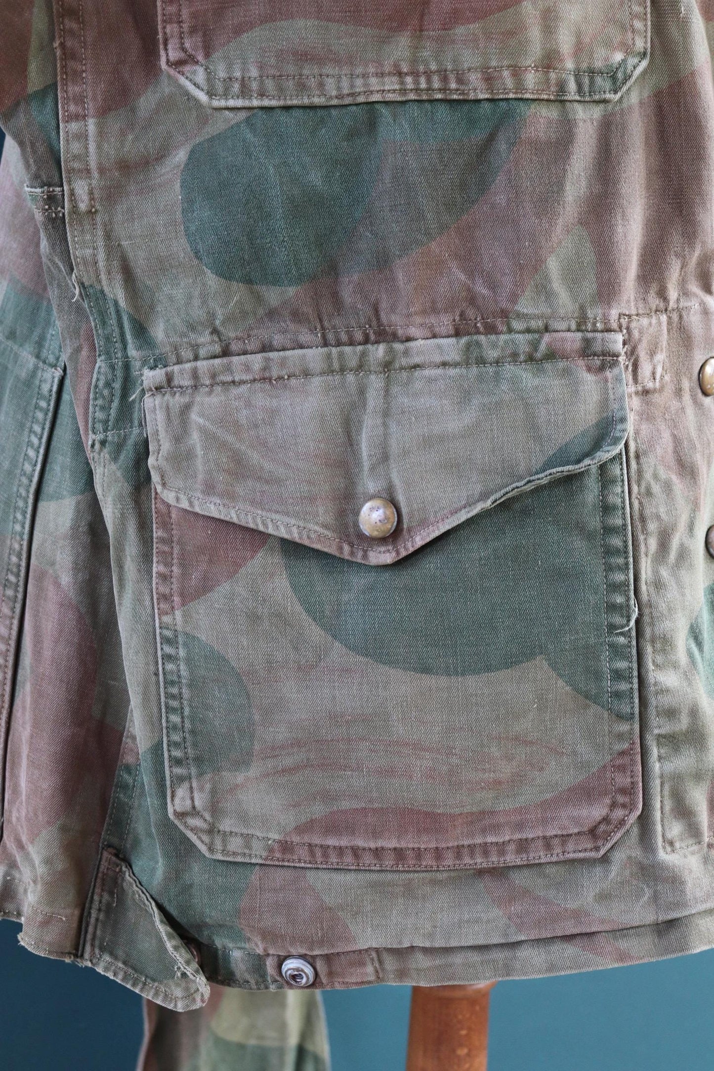 Vintage 1960s Belgian paratrooper smock - military anorak - moon and balls camouflage - 55” chest