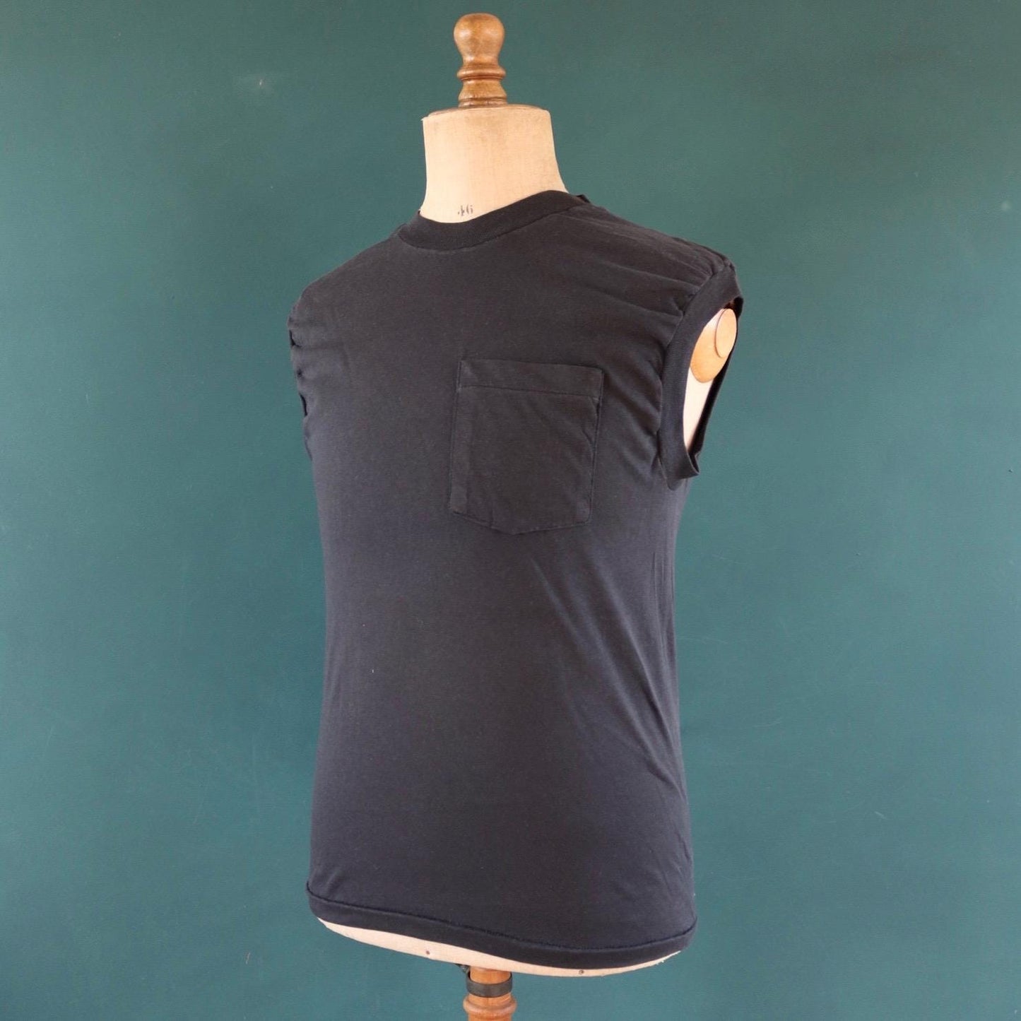 Vintage 1990s faded black pocket t shirt - sleeveless vest top - 38” chest