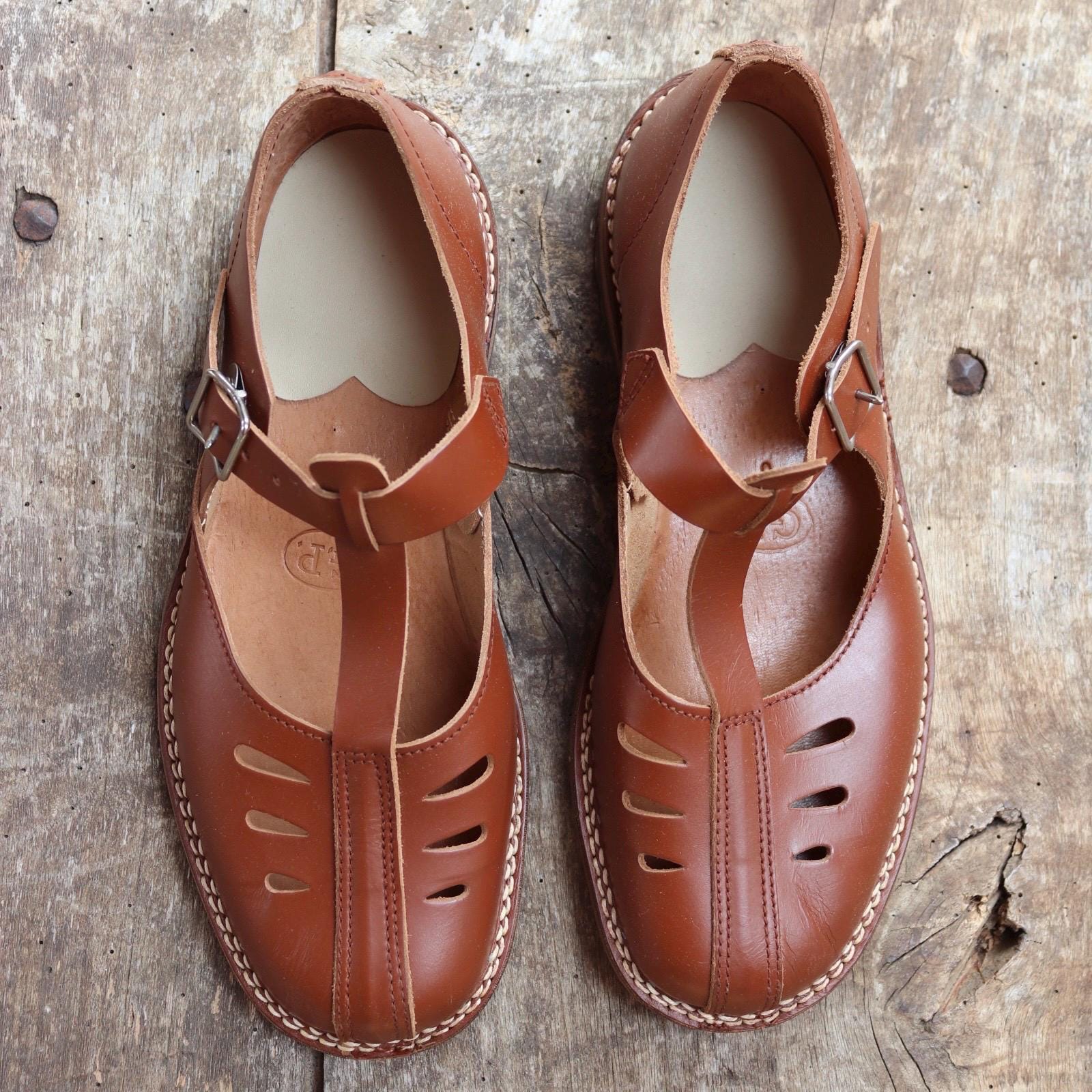 Vintage 1970s handmade brown leather sandals - t bar - deadstock Swedish shoes - size UK 7 EUR 40