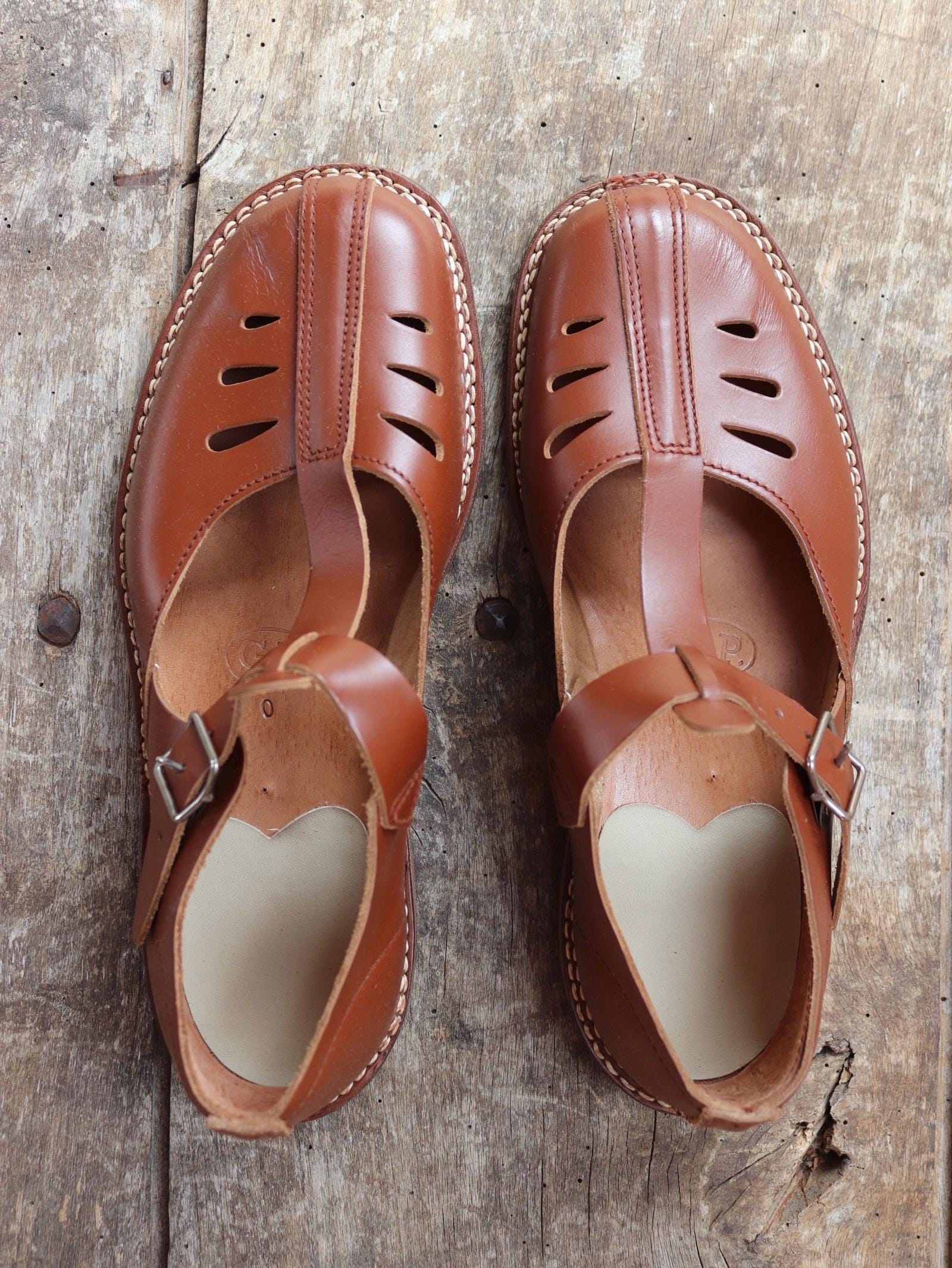 Vintage 1970s handmade brown leather sandals - t bar - deadstock Swedish shoes - size UK 7 EUR 40