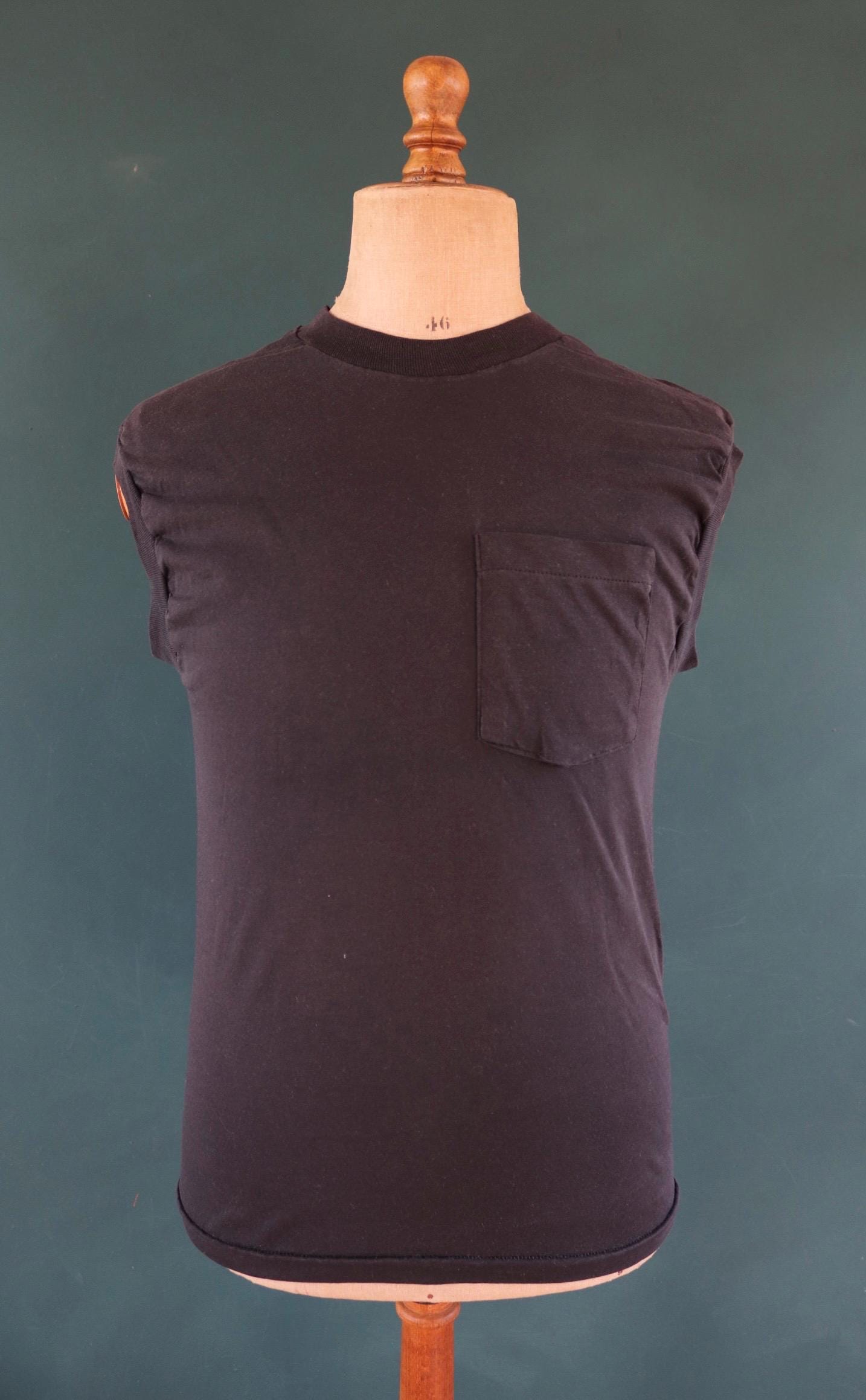 Vintage 1990s faded black pocket t shirt - sleeveless vest top - 38” chest