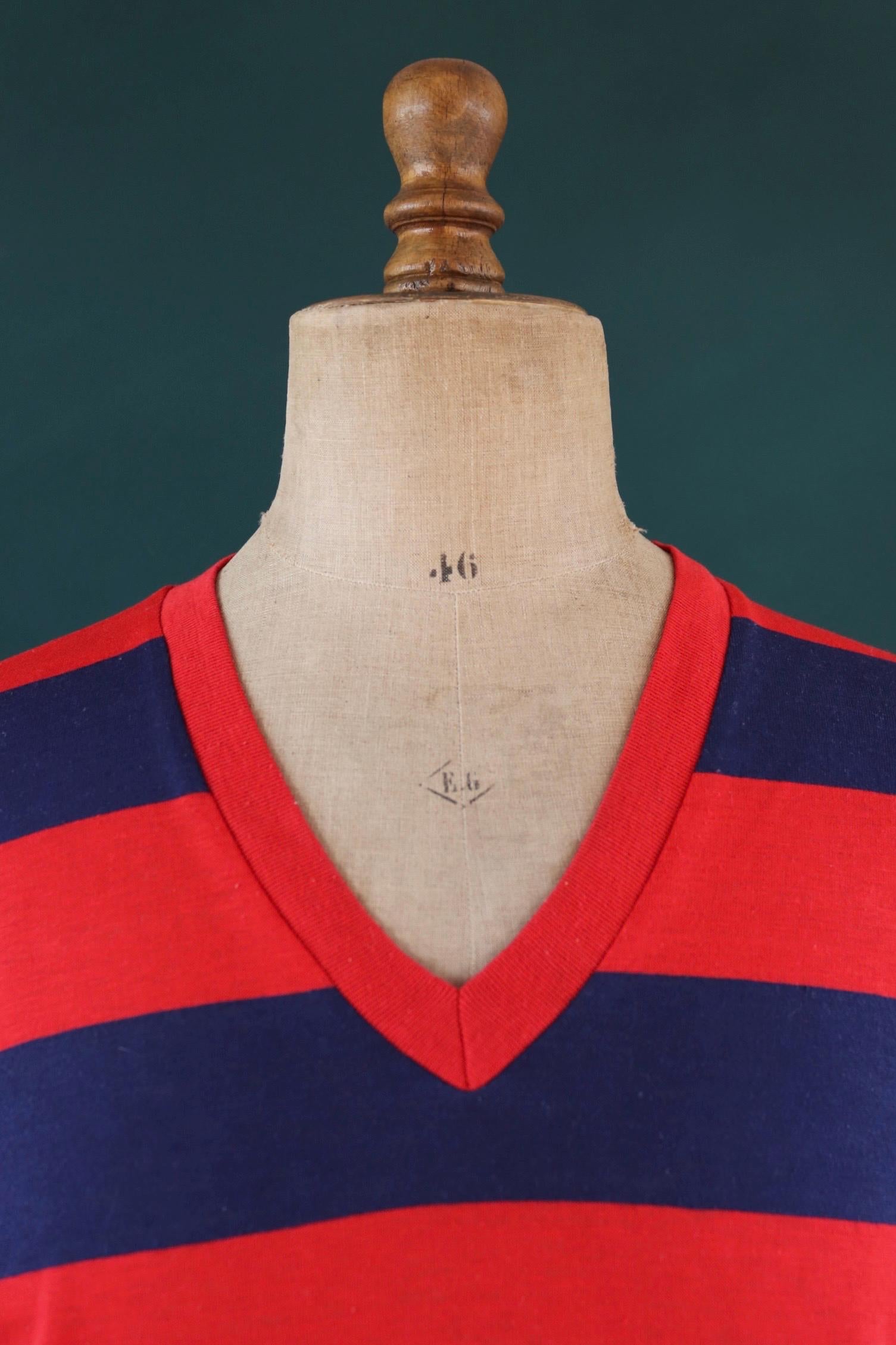 Vintage 1990s Munsingwear t shirt - v neck - red blue striped - 40” chest