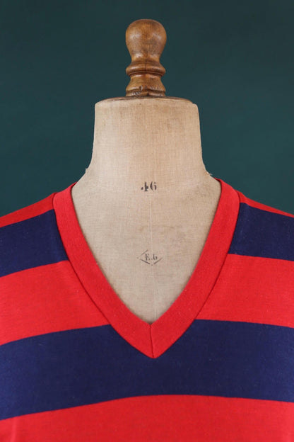 Vintage 1990s Munsingwear t shirt - v neck - red blue striped - 40” chest