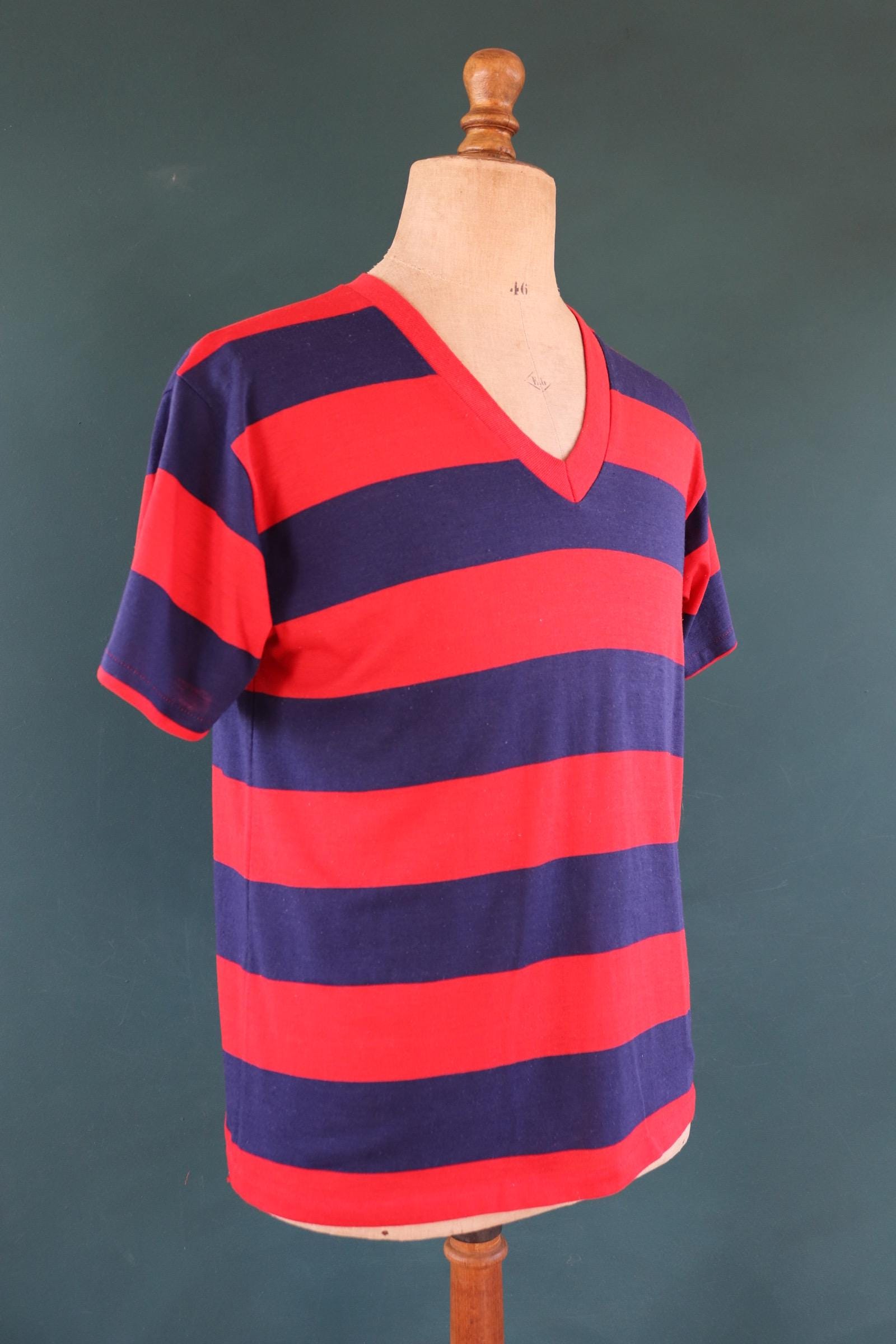 Vintage 1990s Munsingwear t shirt - v neck - red blue striped - 40” chest