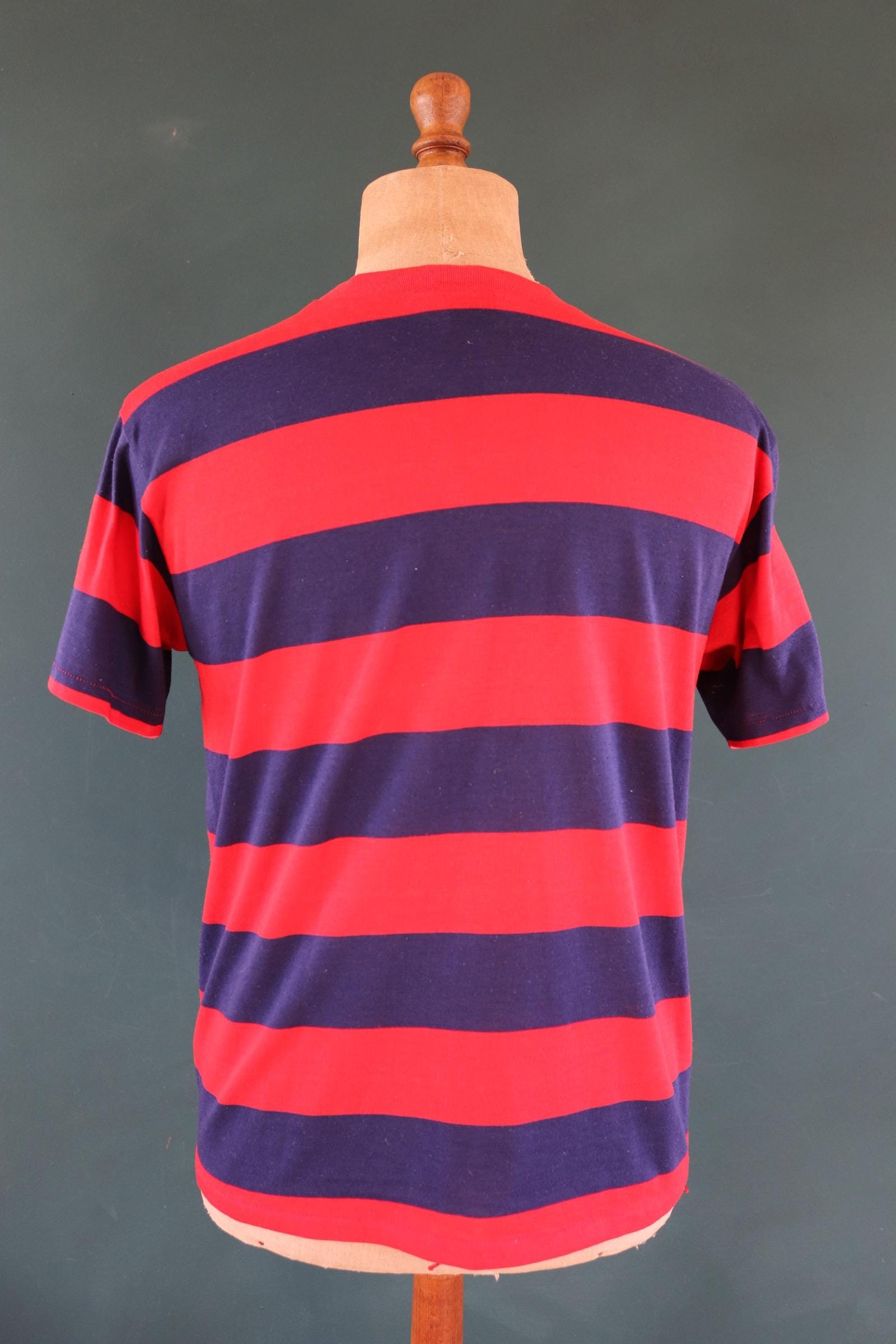 Vintage 1990s Munsingwear t shirt - v neck - red blue striped - 40” chest