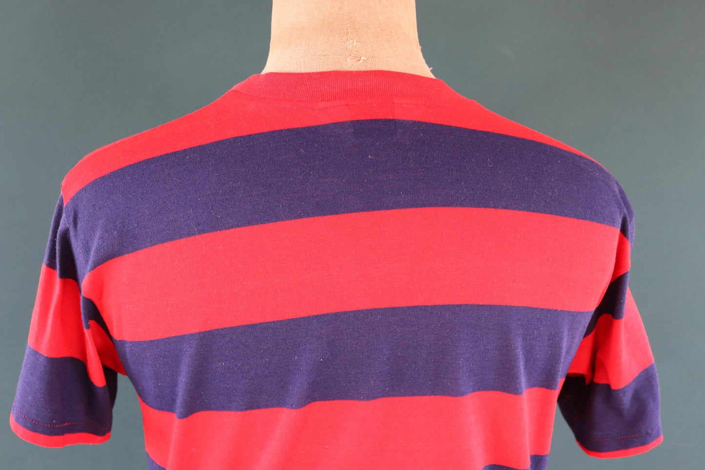Vintage 1990s Munsingwear t shirt - v neck - red blue striped - 40” chest