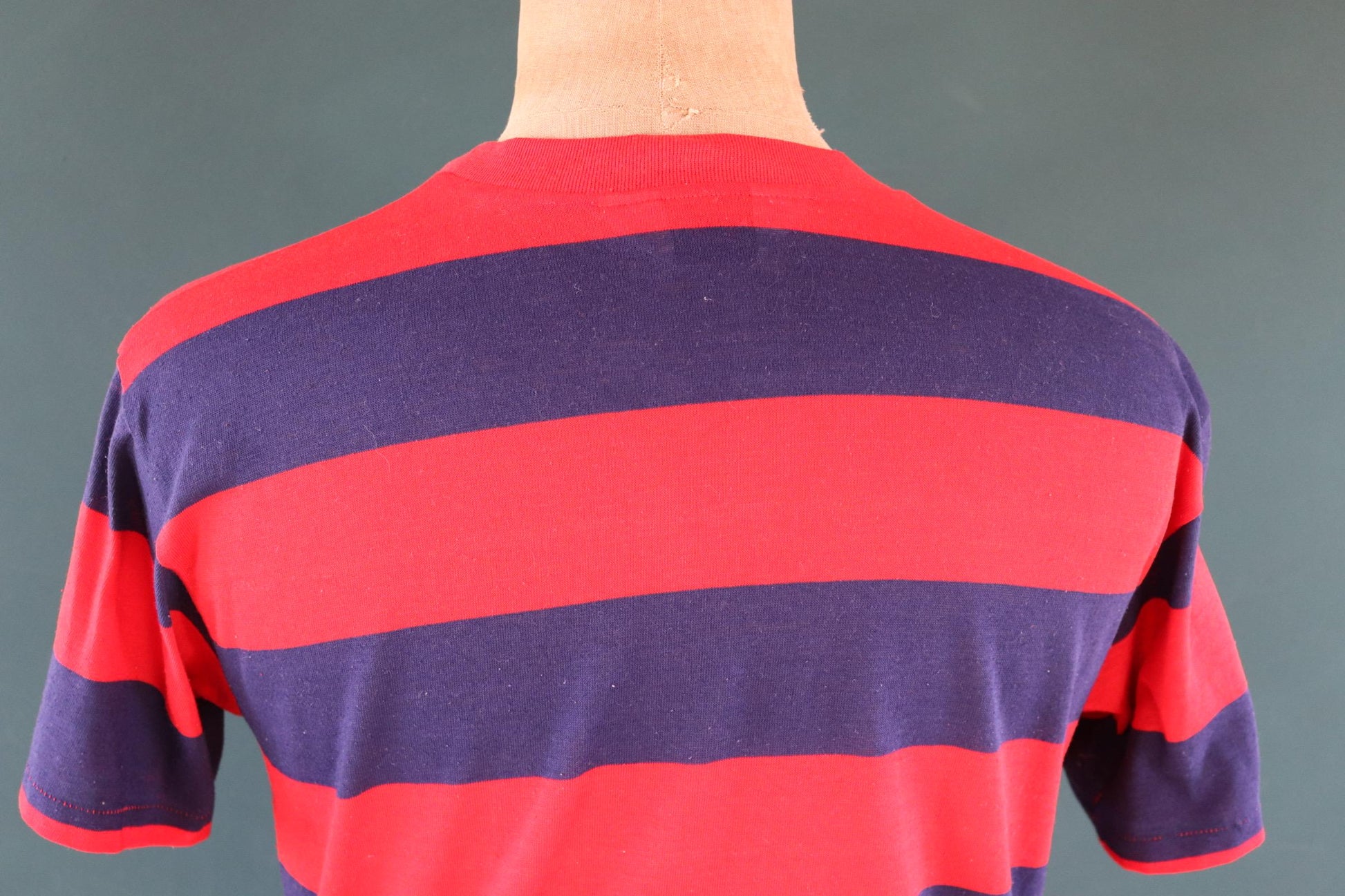 Vintage 1990s Munsingwear t shirt - v neck - red blue striped - 40” chest