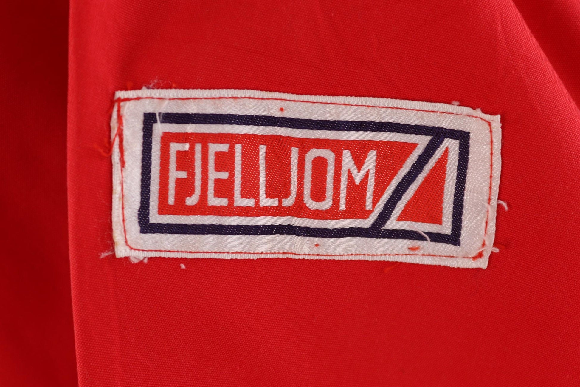 Vintage 1970s 80s red Norwegian smock - hiking anorak - 44” chest - fur trim hood - for skiing or walking