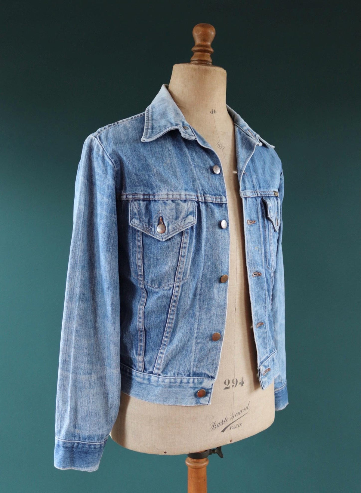 Vintage 1980s Wrangler denim jacket - 39" chest - faded workwear - Blue Bell label