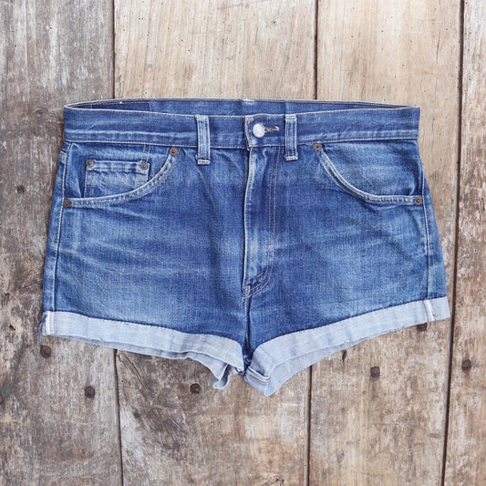 Vintage 1970s Levi’s selvedge denim jean shorts - big E - red tab - made in USA - 33” - Lightning zipper - made in USA