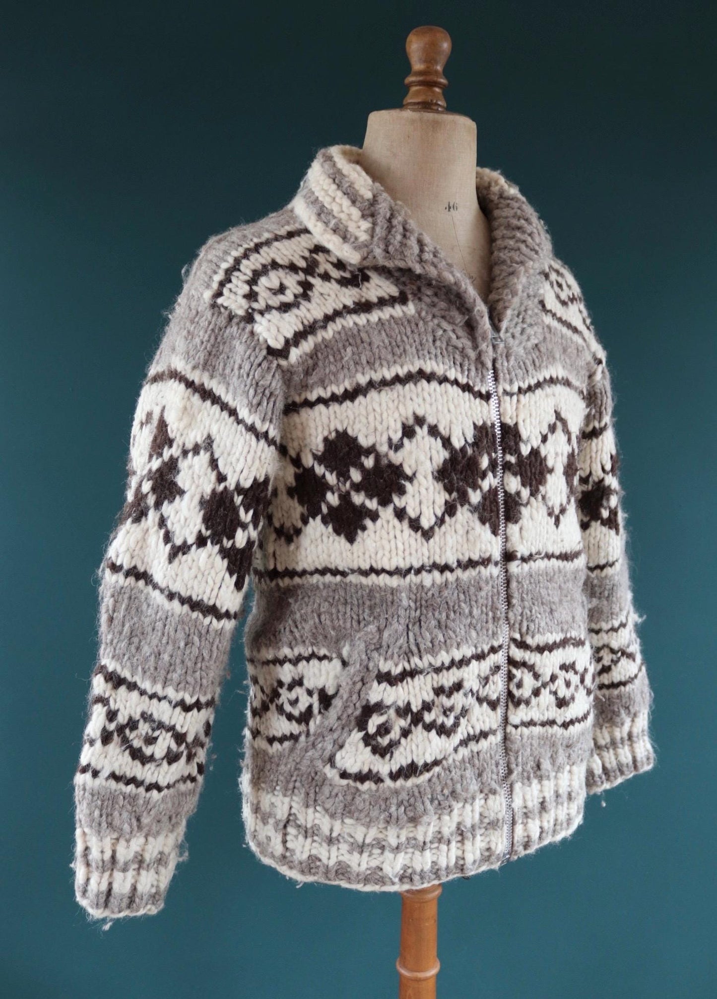 Vintage 1970s 80s Cowichan wool cardigan - hand knitted - chunky winter sweater - 40" chest