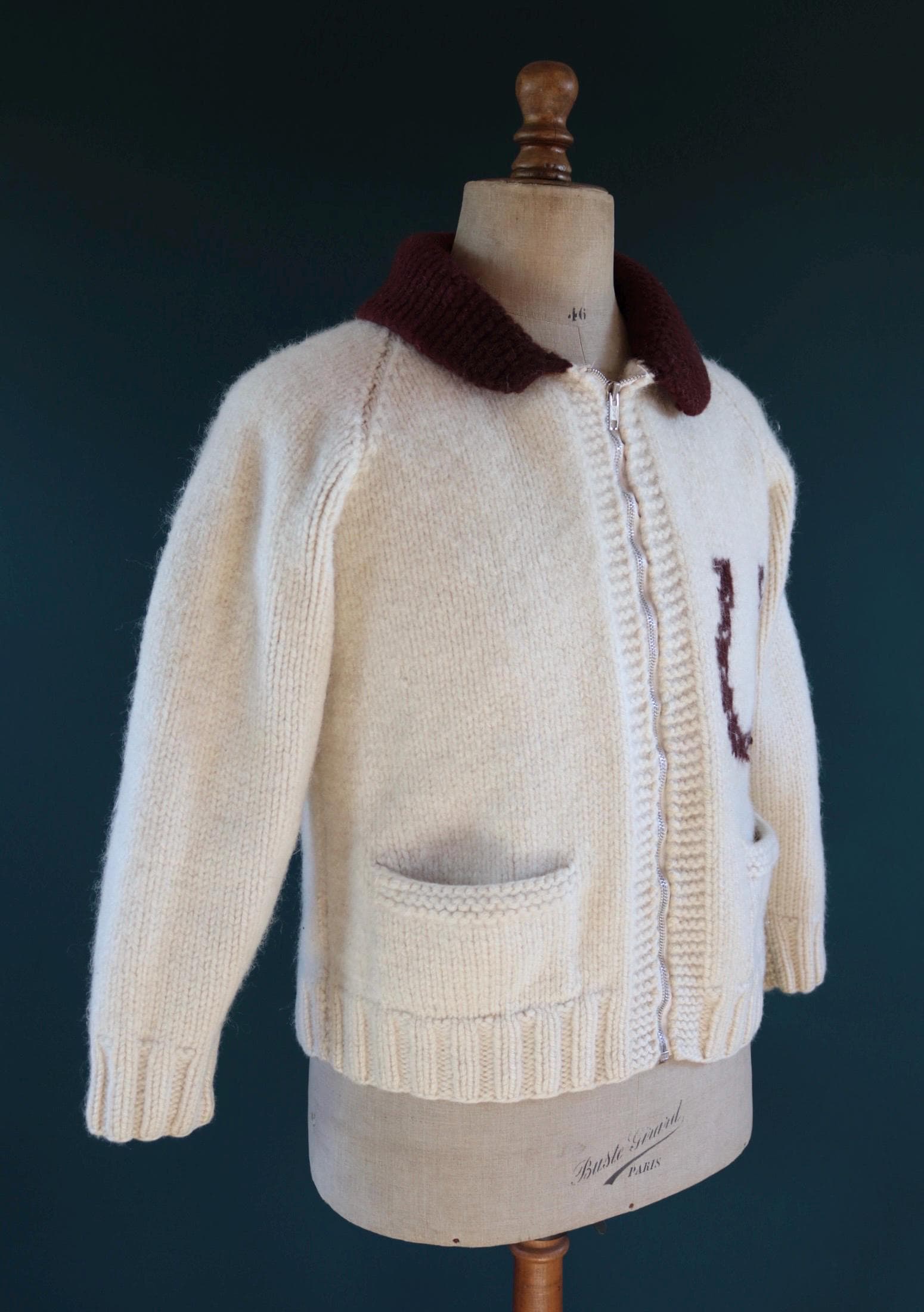Vintage 1970s novelty hand knitted cardigan - horse design - Mary Maxim - cowichan sweater - 42” chest