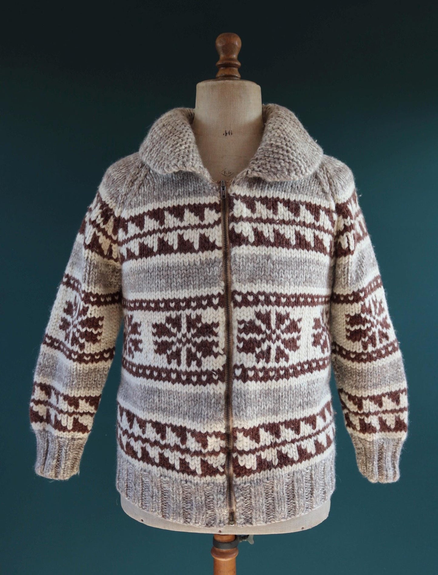 Vintage 1970s cowichan sweater - chunky wool cardigan - hand knitted jumper - snowflake design - 40” chest