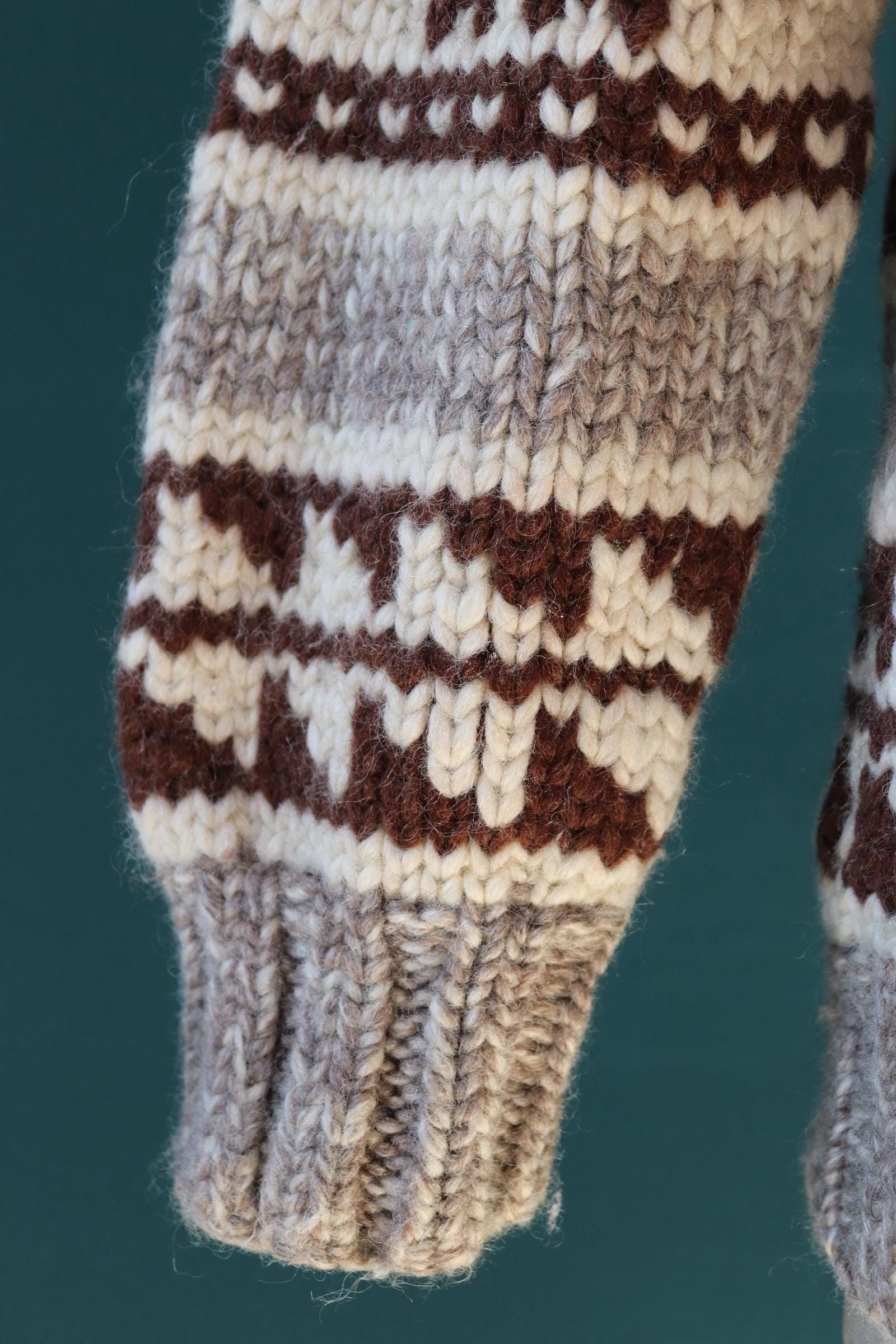 Vintage 1970s cowichan sweater - chunky wool cardigan - hand knitted jumper - snowflake design - 40” chest