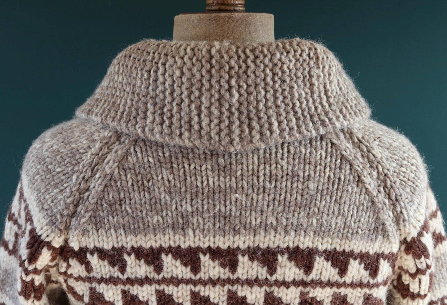 Vintage 1970s cowichan sweater - chunky wool cardigan - hand knitted jumper - snowflake design - 40” chest