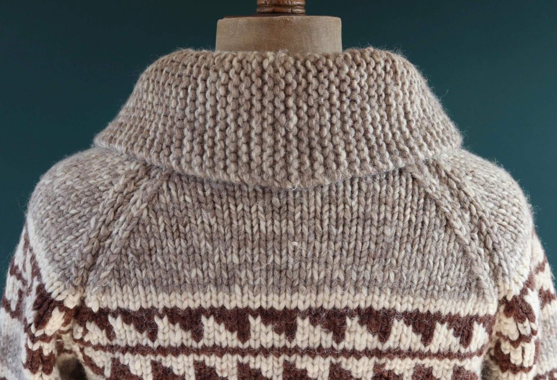 Vintage 1970s cowichan sweater - chunky wool cardigan - hand knitted jumper - snowflake design - 40” chest