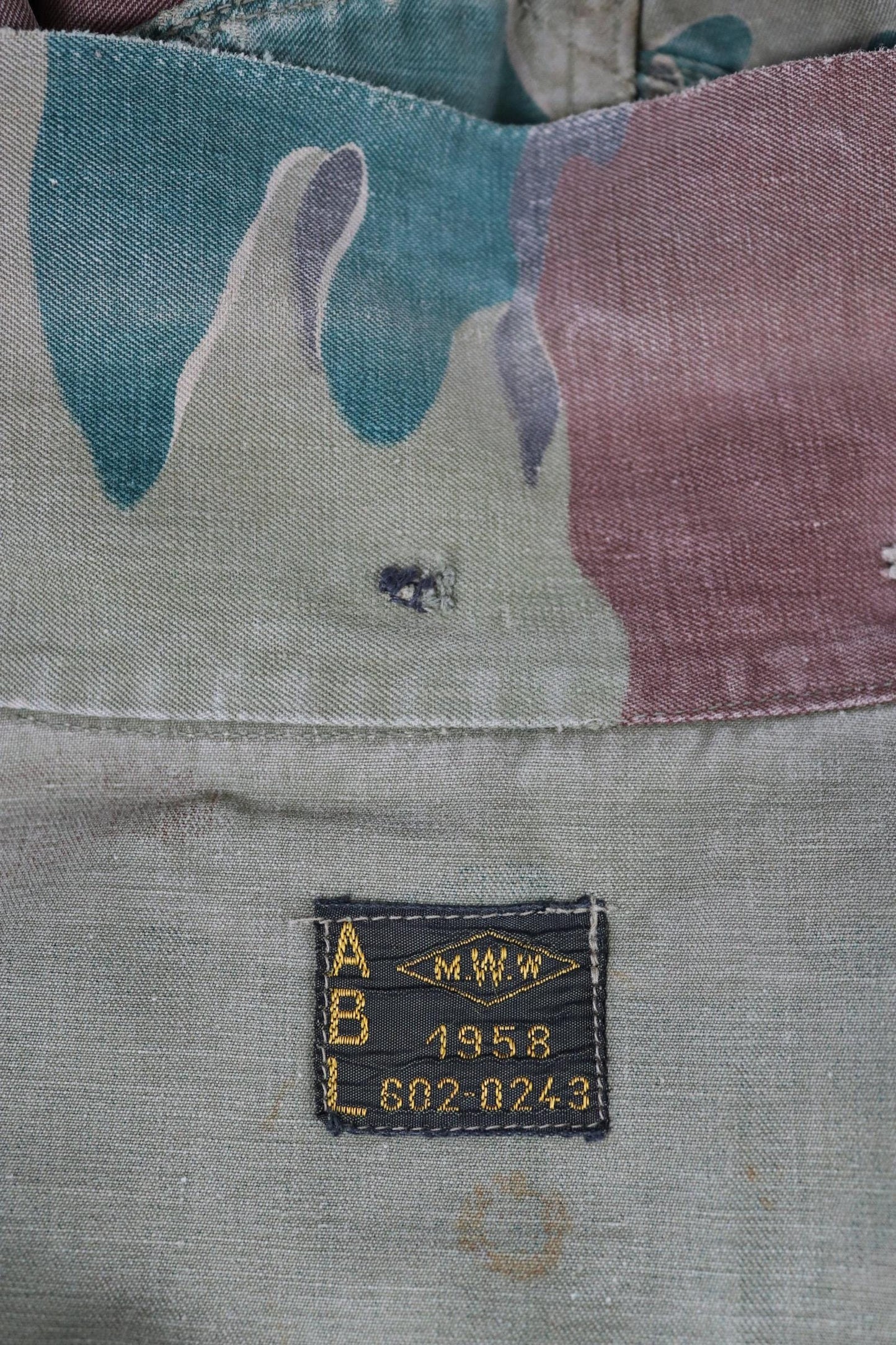 Vintage 1950s Belgian paratrooper jump jacket - military anorak - jigsaw camouflage - 47” chest