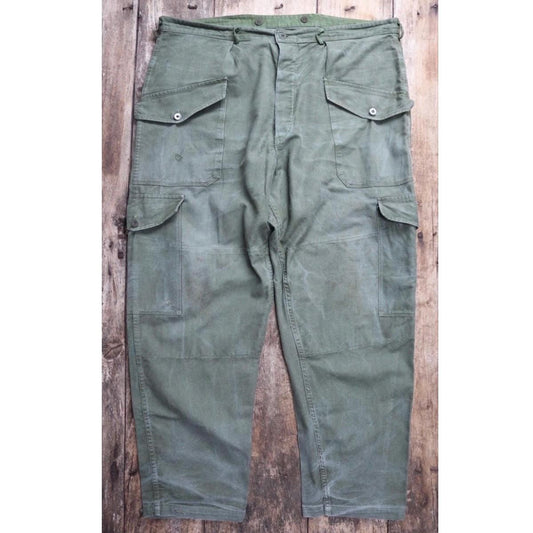 Vintage 1980s cargo trousers - Swedish air force military pants - green cotton twill - utility workwear - 45” x 33”