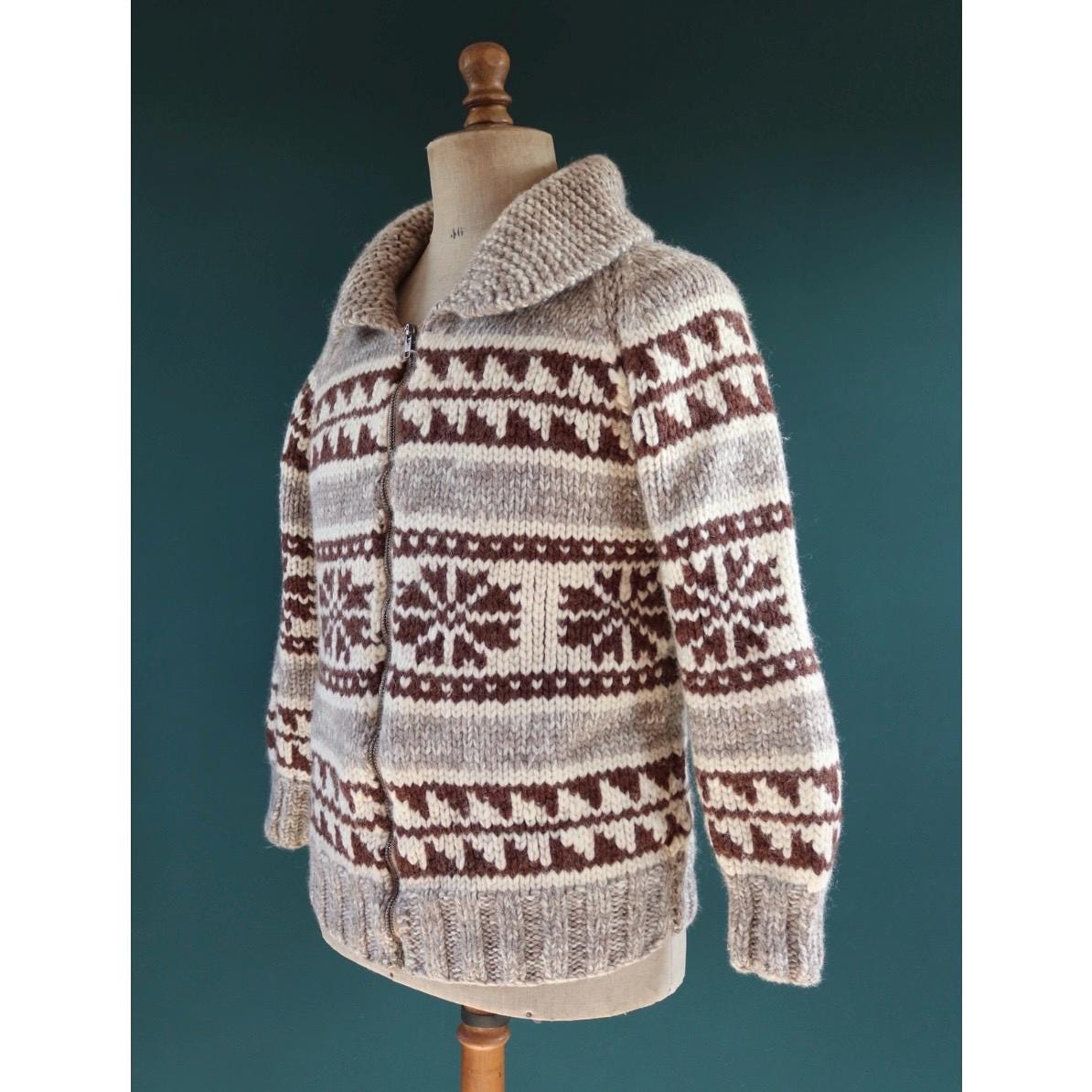 Vintage 1970s cowichan sweater - chunky wool cardigan - hand knitted jumper - snowflake design - 40” chest