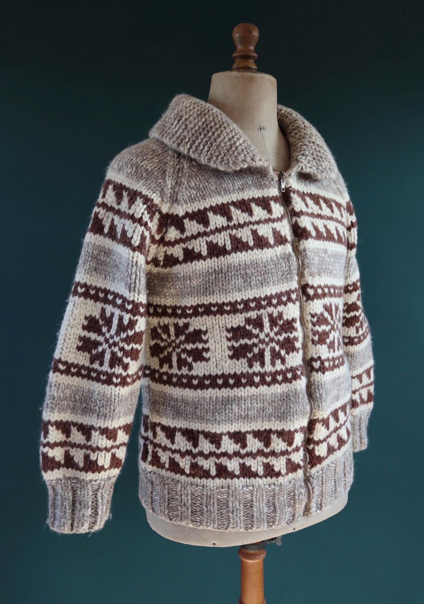 Vintage 1970s cowichan sweater - chunky wool cardigan - hand knitted jumper - snowflake design - 40” chest