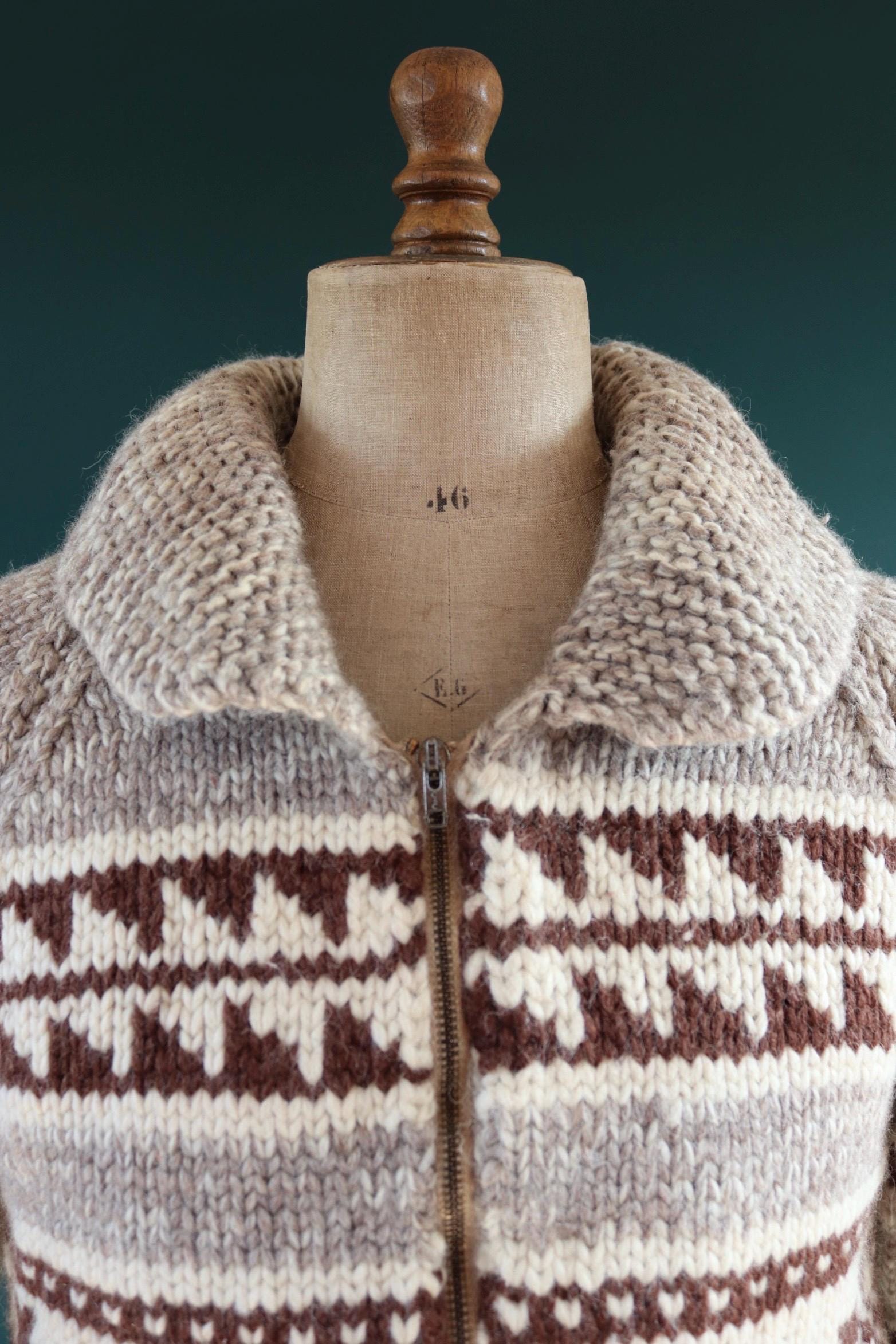 Vintage 1970s cowichan sweater - chunky wool cardigan - hand knitted jumper - snowflake design - 40” chest