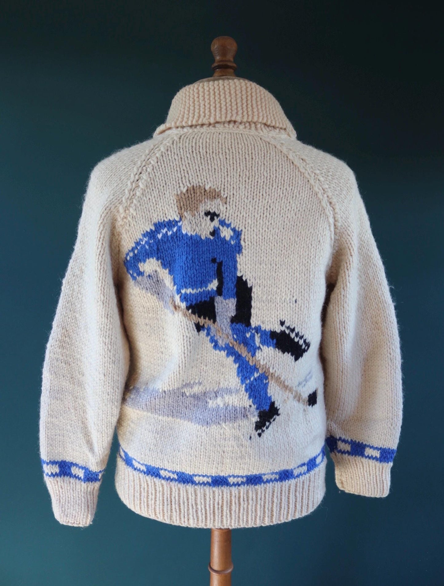 Vintage 1960s novelty hand knitted cardigan - ice hockey design - Mary Maxim - cowichan sweater - 44” chest