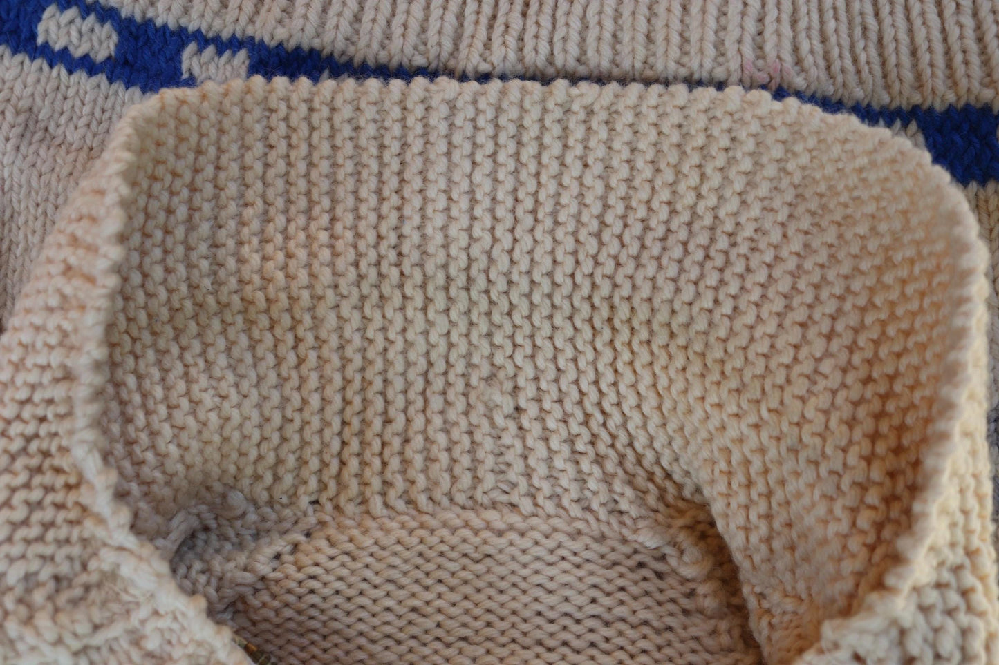 Vintage 1960s novelty hand knitted cardigan - ice hockey design - Mary Maxim - cowichan sweater - 44” chest