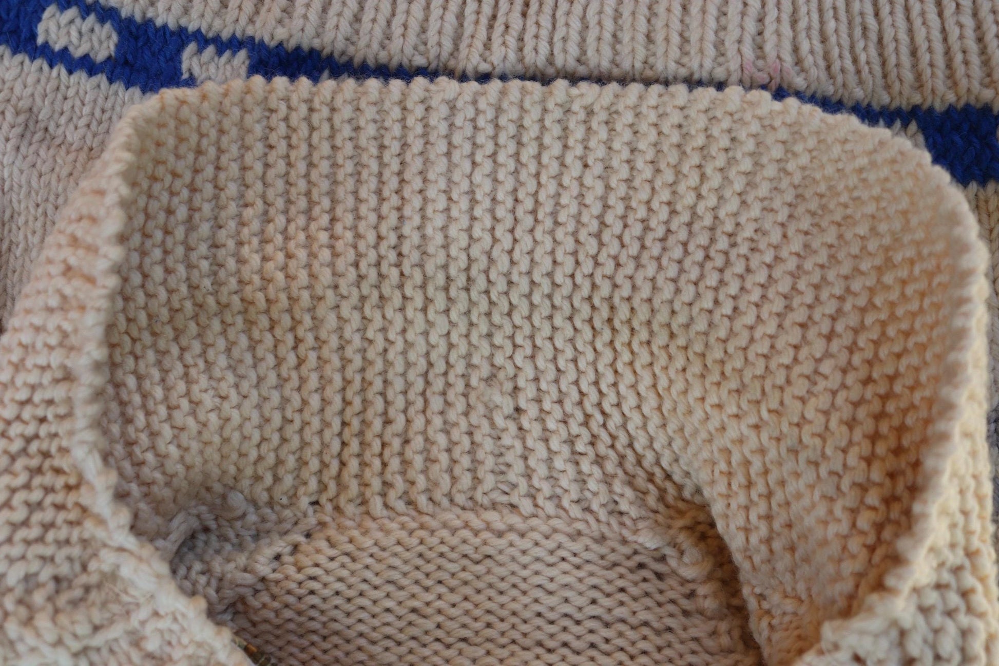 Vintage 1960s novelty hand knitted cardigan - ice hockey design - Mary Maxim - cowichan sweater - 44” chest