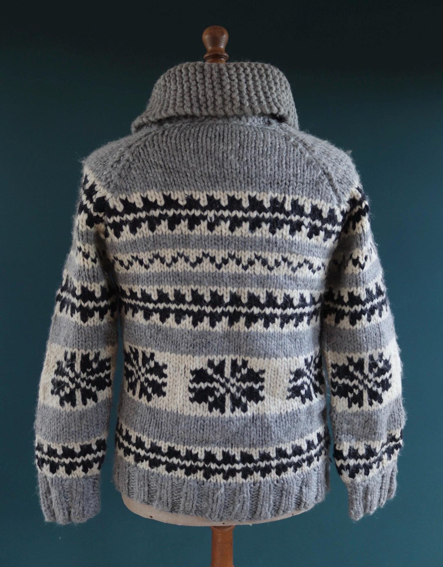 Vintage 1970s hand knitted Cowichan sweater - snowflake design - wool jumper - shawl collar - 40” chest