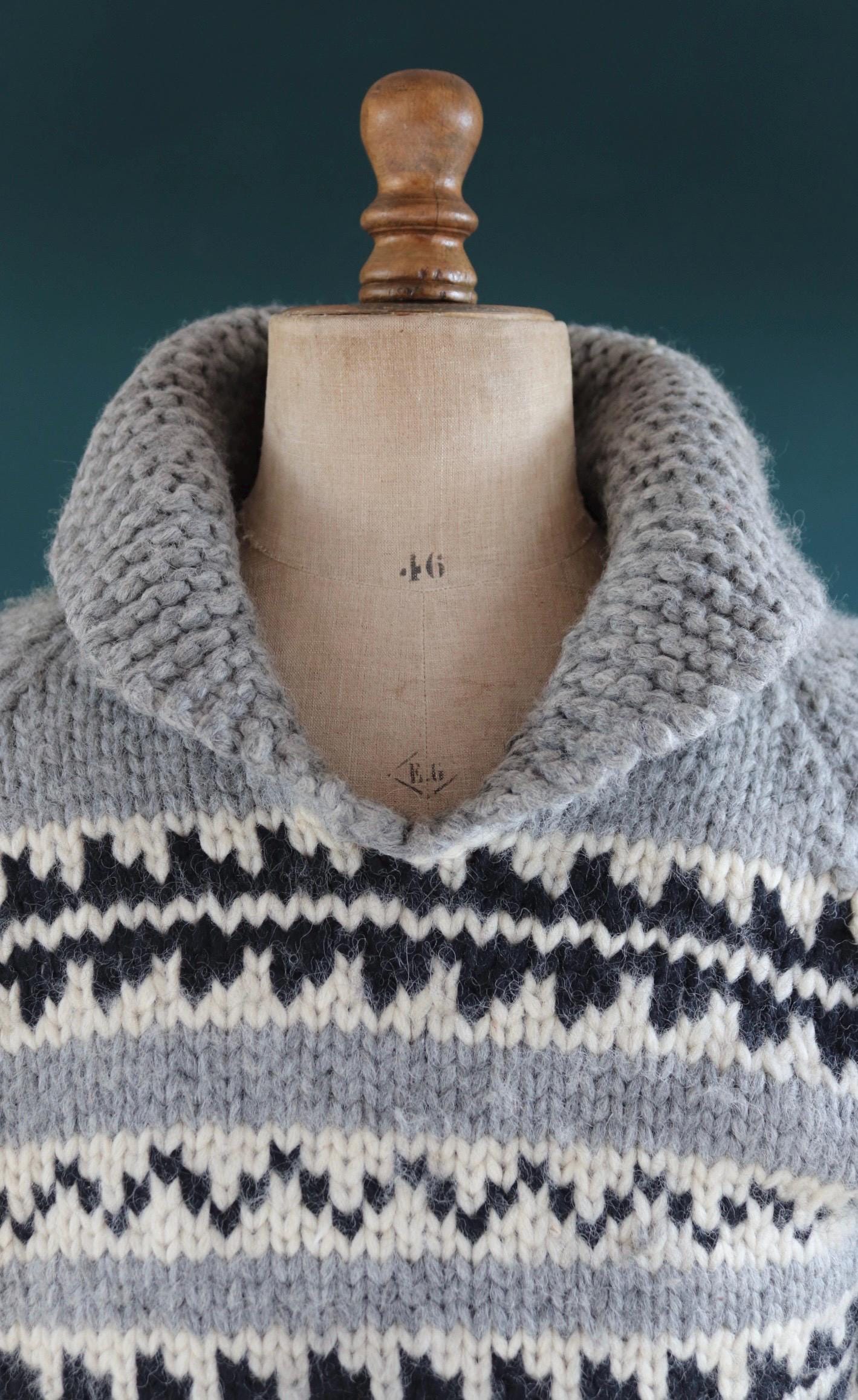 Vintage 1970s hand knitted Cowichan sweater - snowflake design - wool jumper - shawl collar - 40” chest