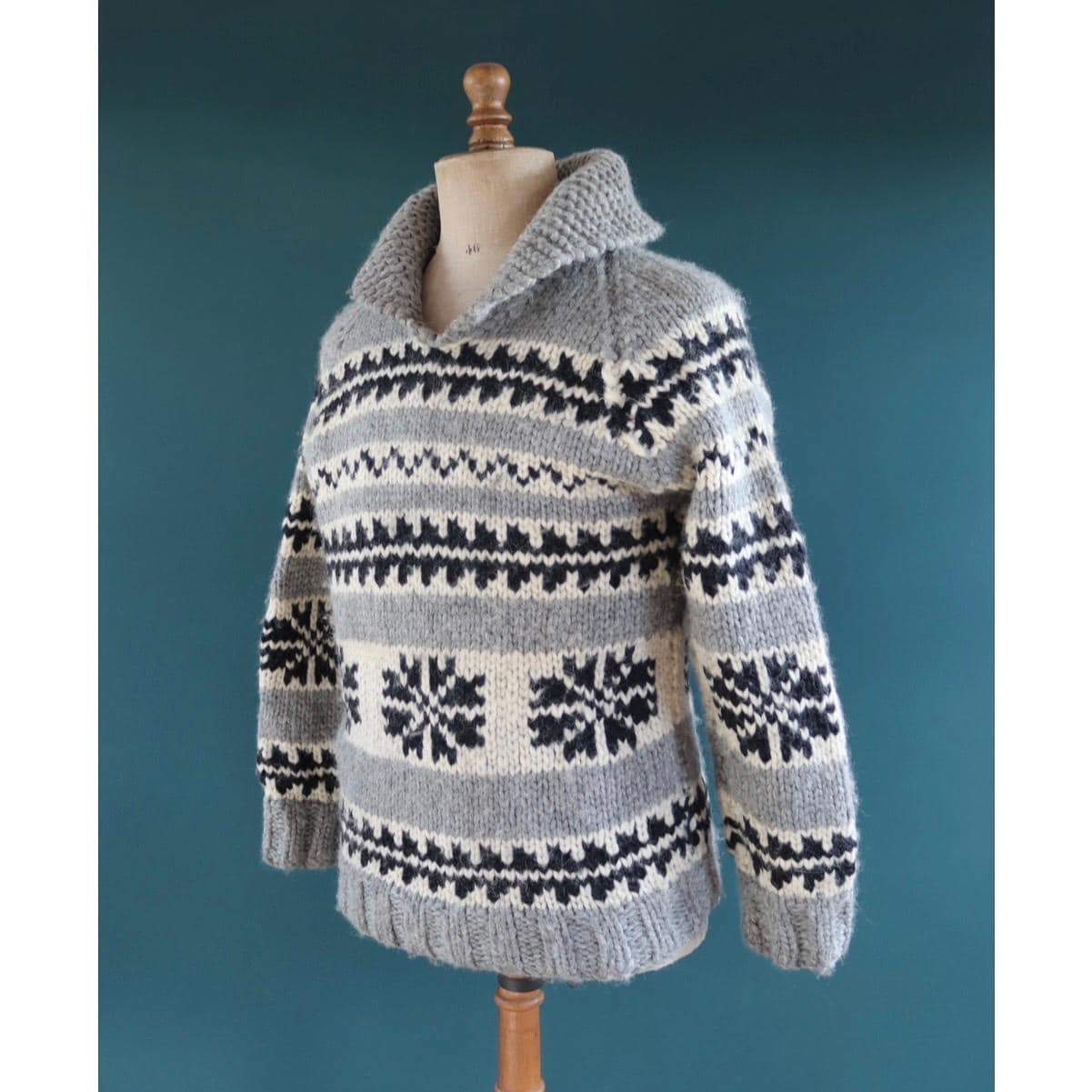 Vintage 1970s hand knitted Cowichan sweater - snowflake design - wool jumper - shawl collar - 40” chest