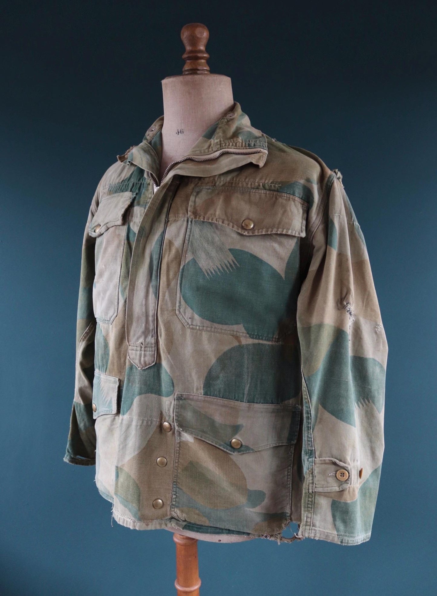 Vintage 1950s Belgian paratrooper smock - moon and balls camouflage jacket - military anorak - 47” chest