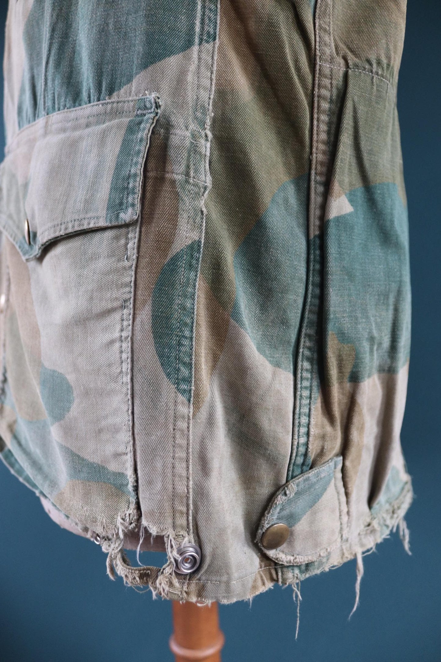 Vintage 1950s Belgian paratrooper smock - moon and balls camouflage jacket - military anorak - 47” chest