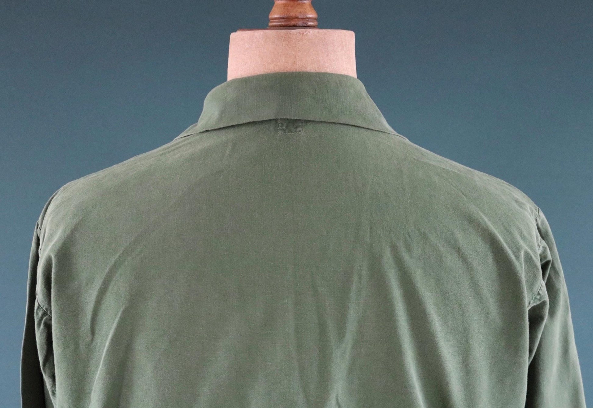 Vintage 1970s Swedish military workwear shirt - M59 - fältskjorta - green cotton army smock - 49” chest