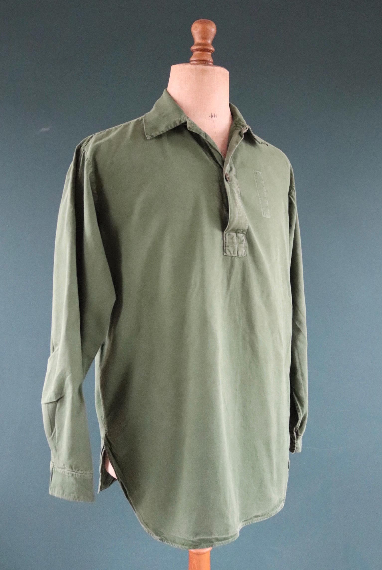 Vintage 1970s Swedish military workwear shirt - M59 - fältskjorta - green cotton army smock - 49” chest