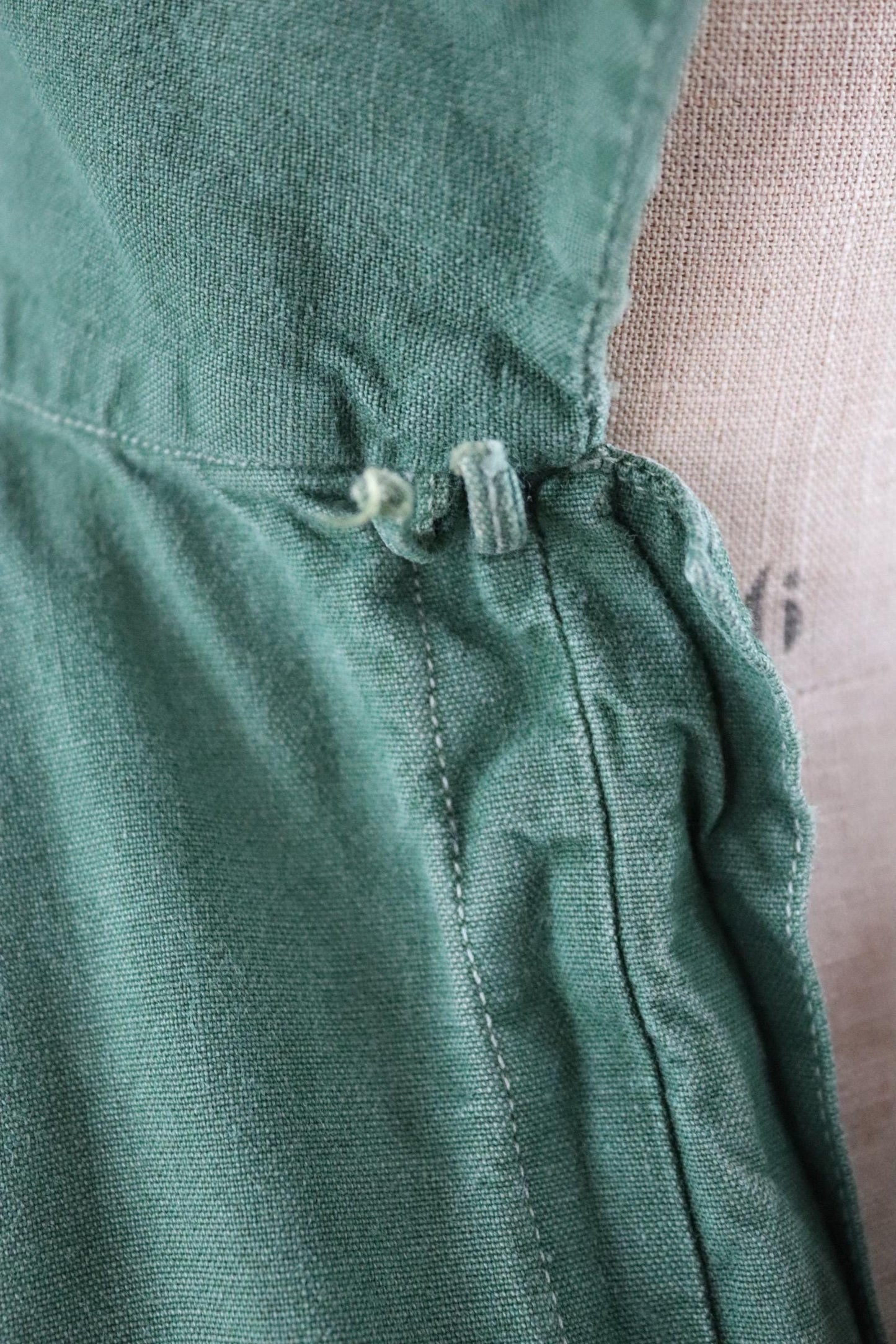 Vintage 1970s Swedish military workwear shirt - M59 - fältskjorta - green cotton army smock - 49” chest