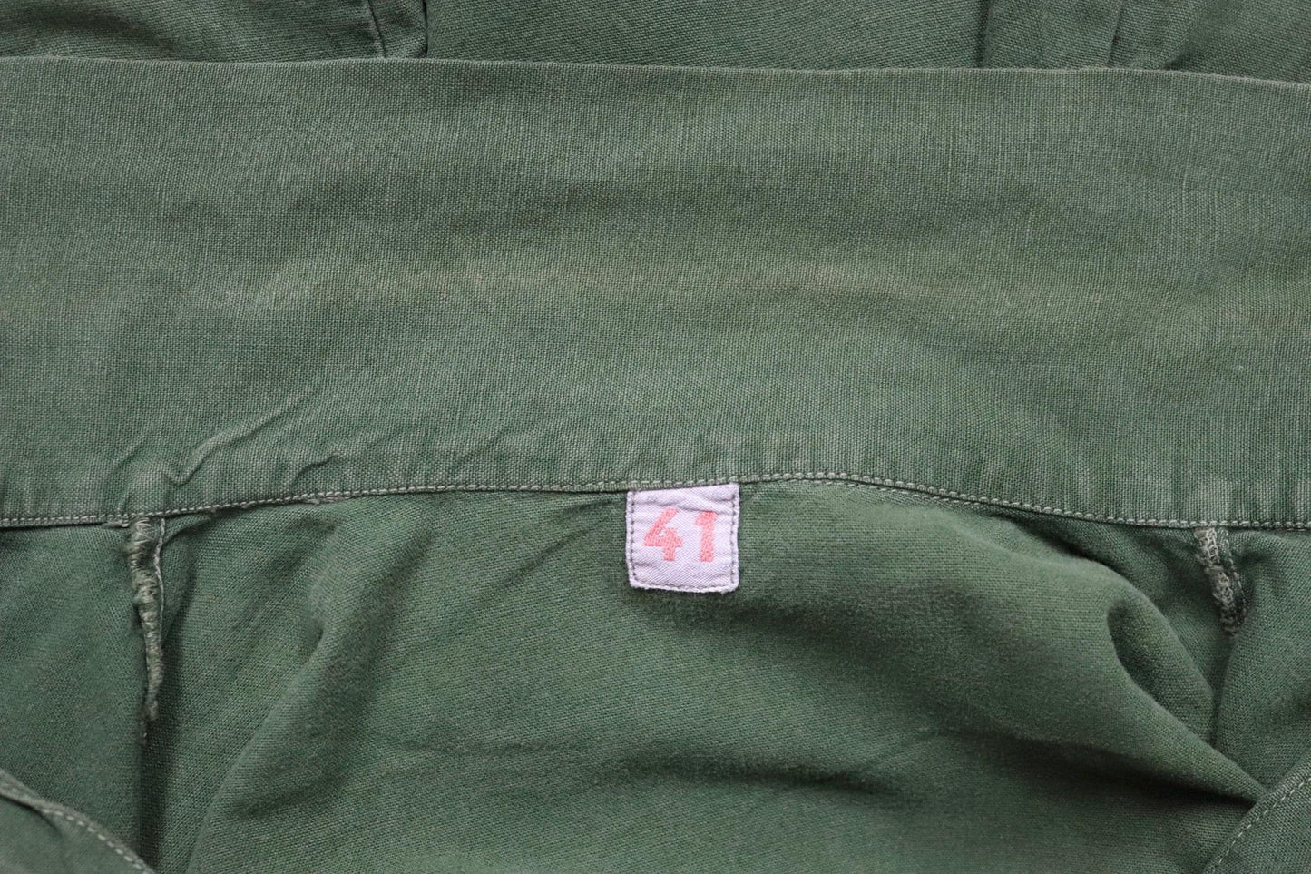 Vintage 1970s Swedish military workwear shirt - M59 - fältskjorta - green cotton army smock - 49” chest