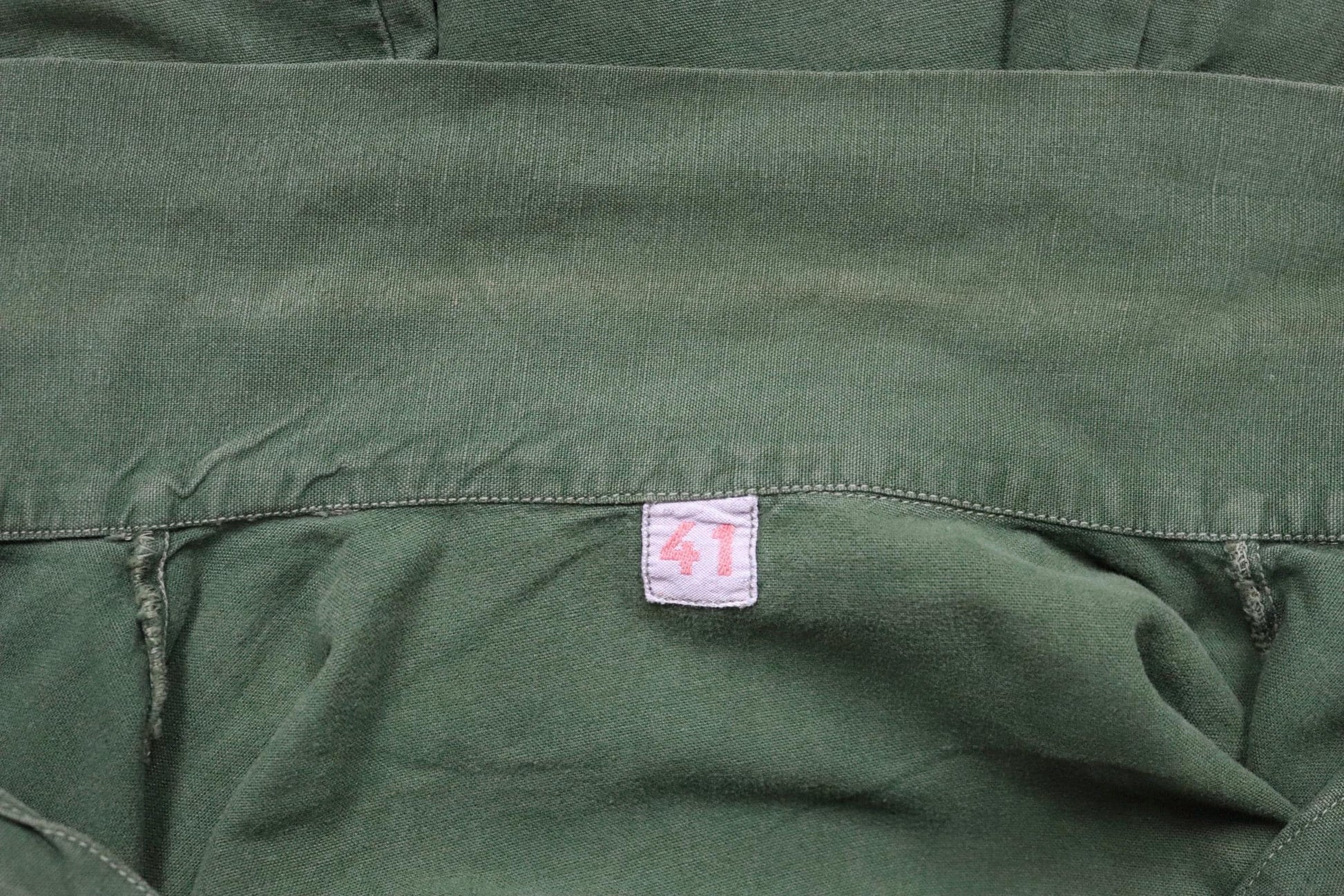 Vintage 1970s Swedish military workwear shirt - M59 - fältskjorta - green cotton army smock - 49” chest