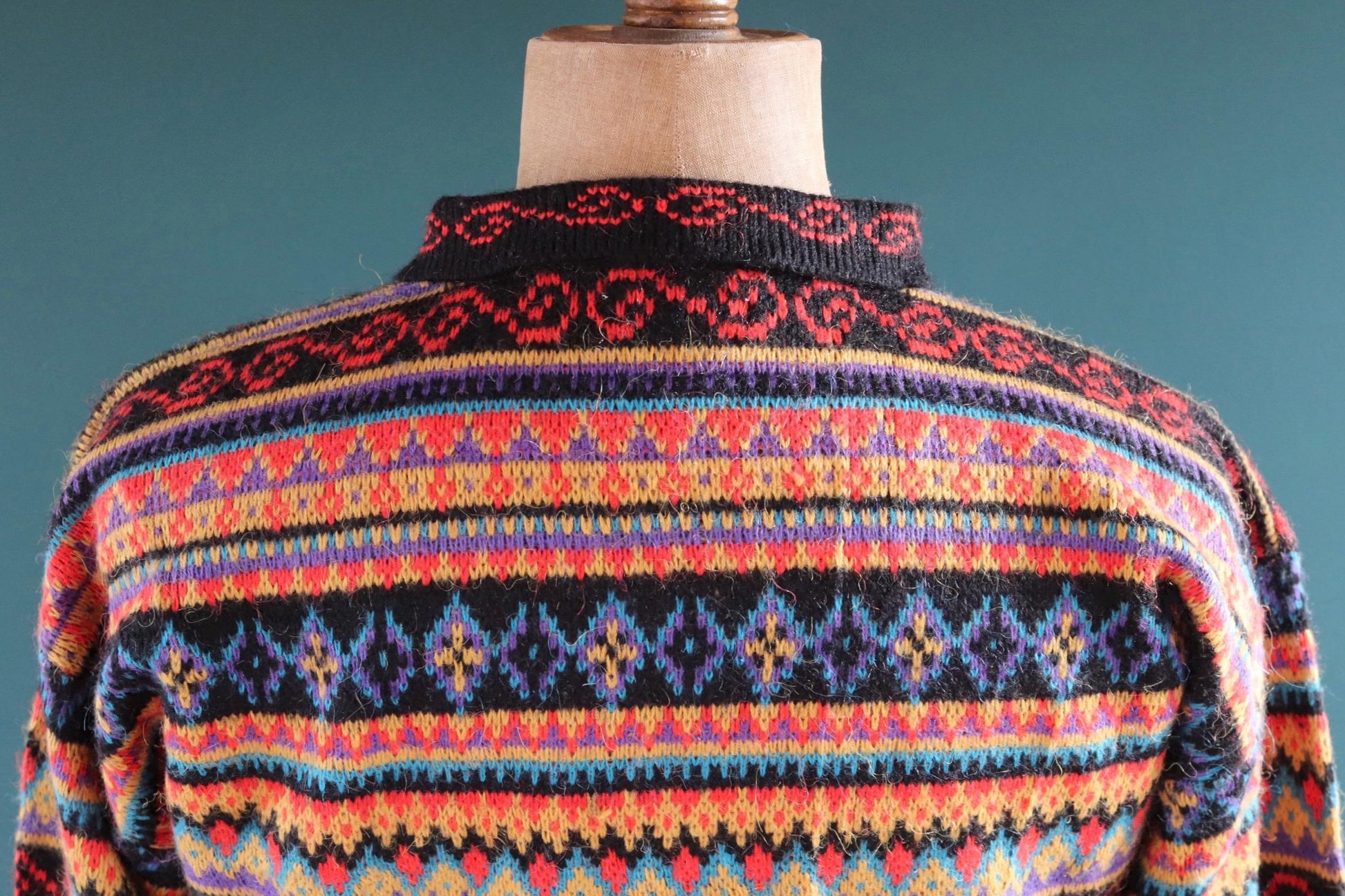 Vintage 1980s knitted jumper - crazy pattern sweater - 44” chest