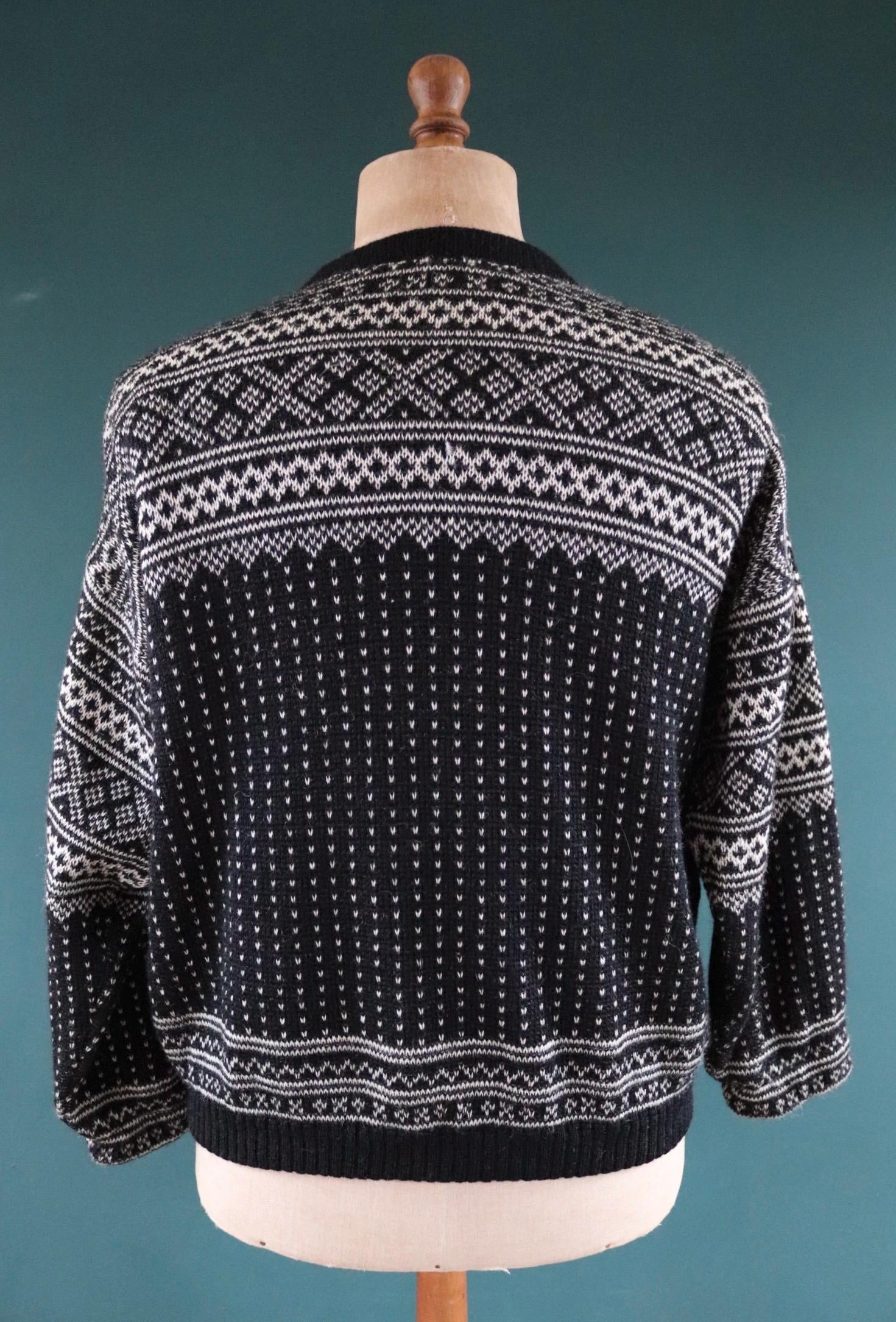 Vintage 1970s Norwegian knitted wool cardigan - Scandi sweater - 46" chest