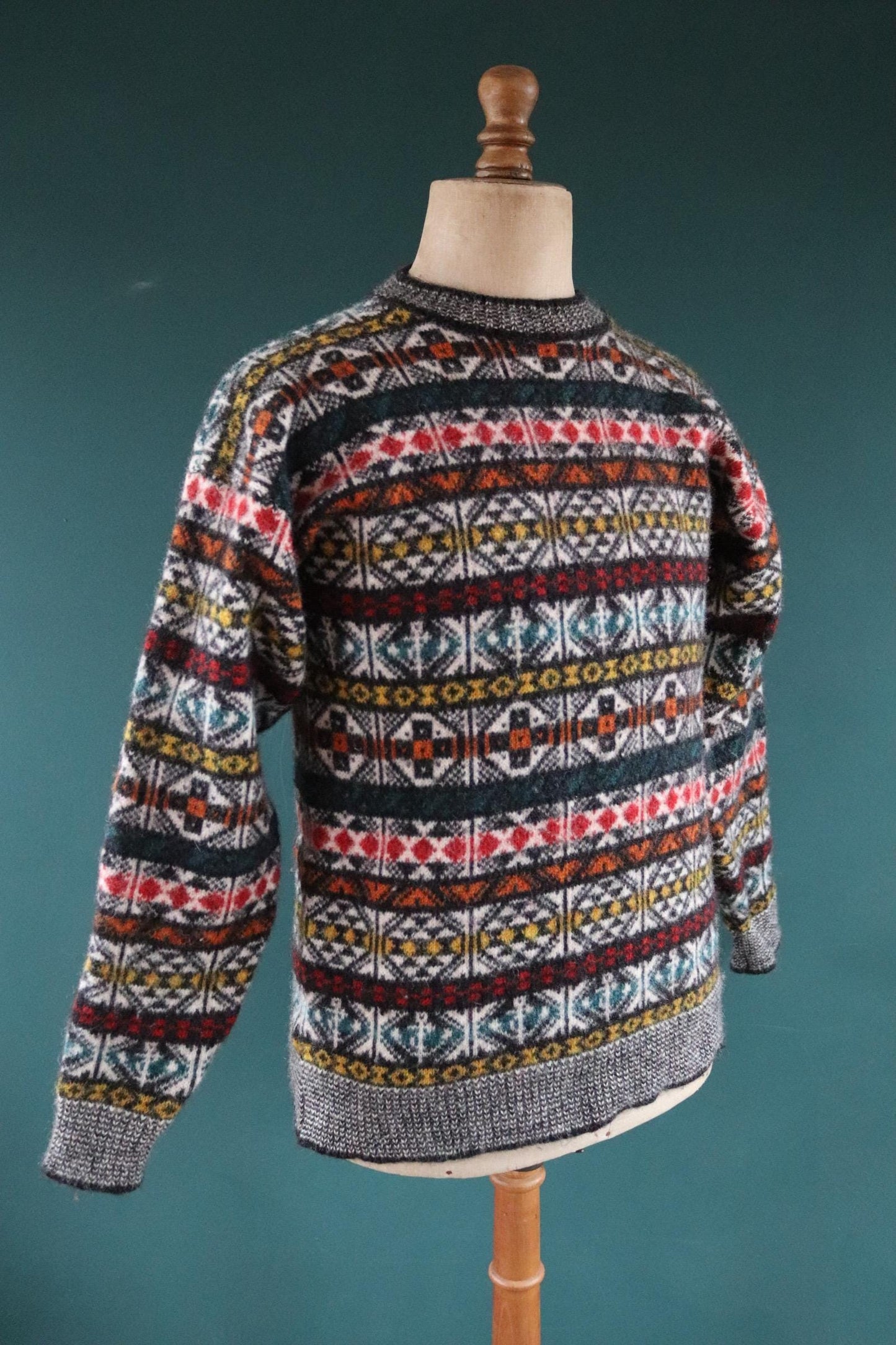 Vintage 1980s Scottish knitted wool jumper - traditional knitwear - 40” chest