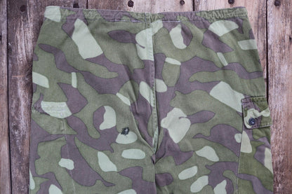 Vintage 1960s Finnish M62 camo trousers - windproof paratrooper pants - 36” x 33”