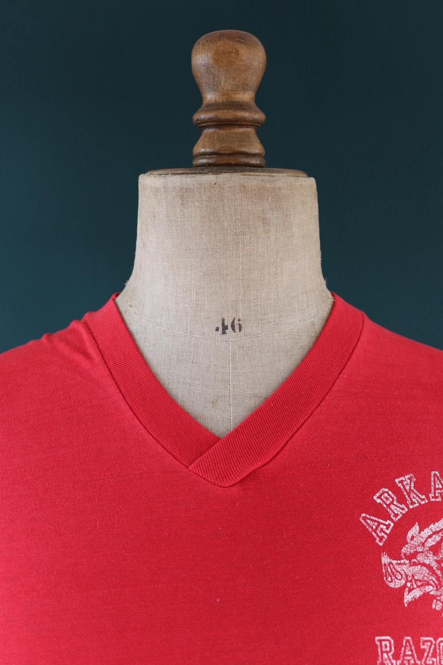 Vintage 1980s v neck t shirt - Arkansas Razorbacks - 38" chest