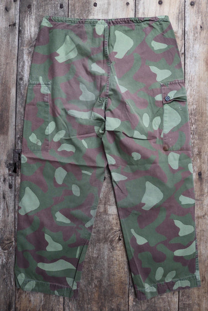 Vintage 1980s Finnish M62 camo trousers - reversible drawstring pants - 36” x 27”