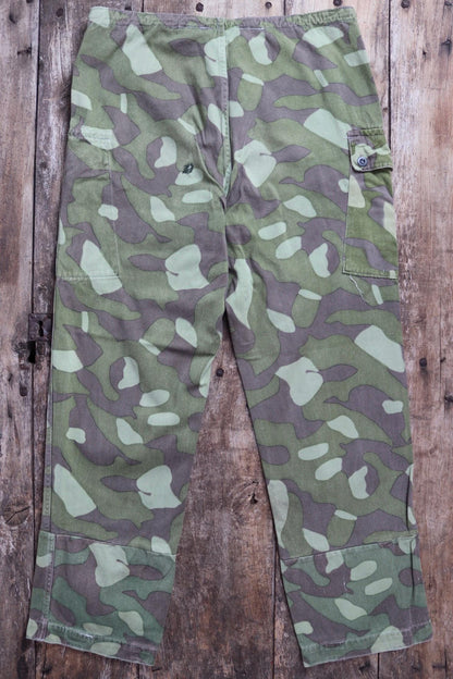 Vintage 1960s Finnish M62 camo trousers - windproof paratrooper pants - 36” x 33”