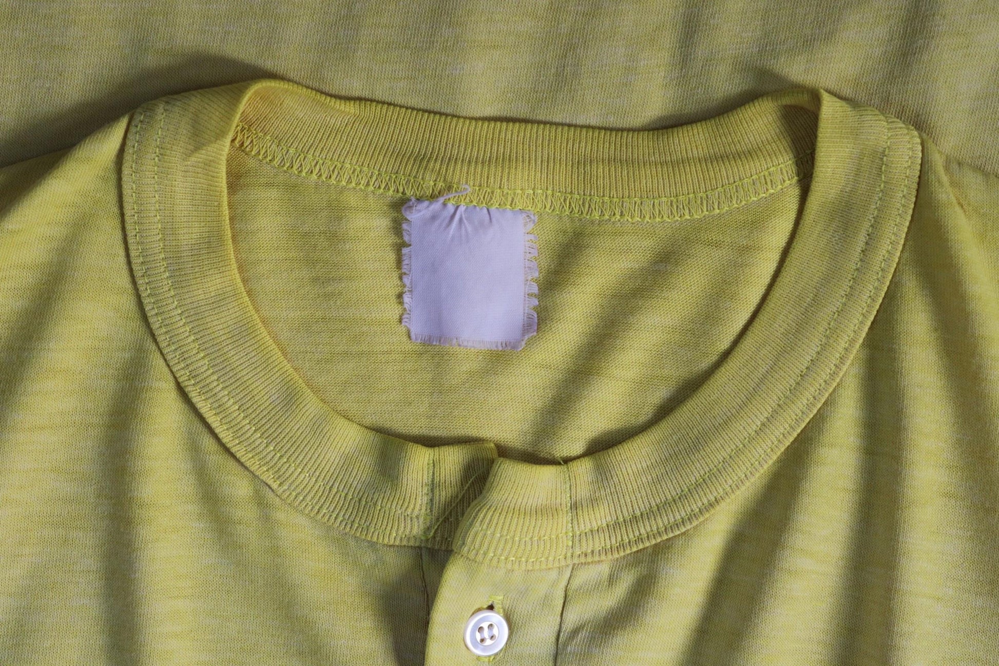 Vintage 1970s t shirt - single stitch - flock print - 39” chest