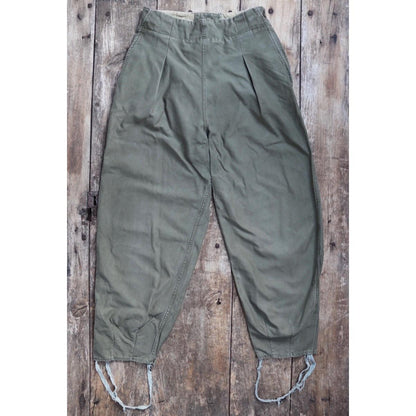 Vintage 1940s US army M43 trousers - womens military pants - original WW2 clothing - 28" x 27"