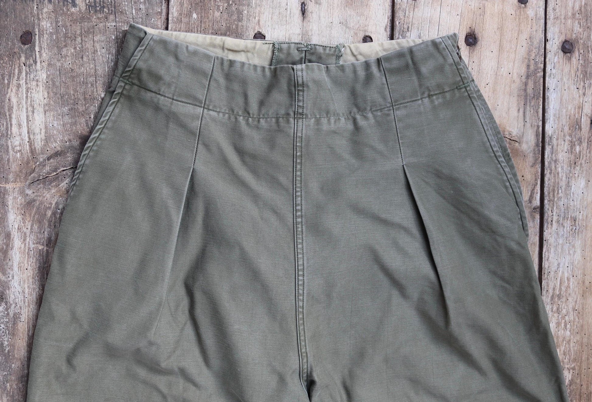 Vintage 1940s US army M43 trousers - womens military pants - original WW2 clothing - 28" x 27"