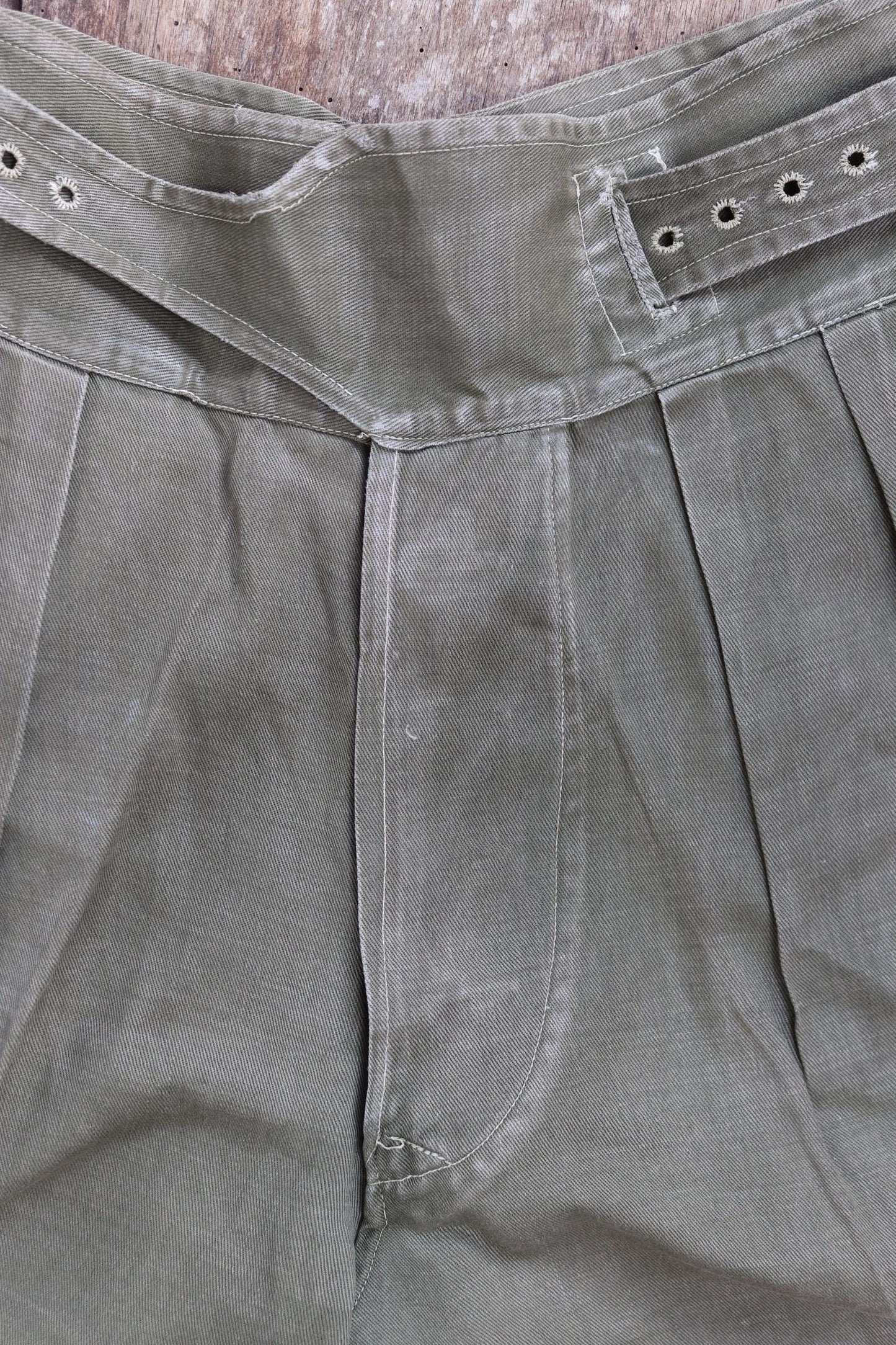 Vintage 1950s British army shorts - jungle green Gurkha pants - high waist wide leg - 26” x 7”