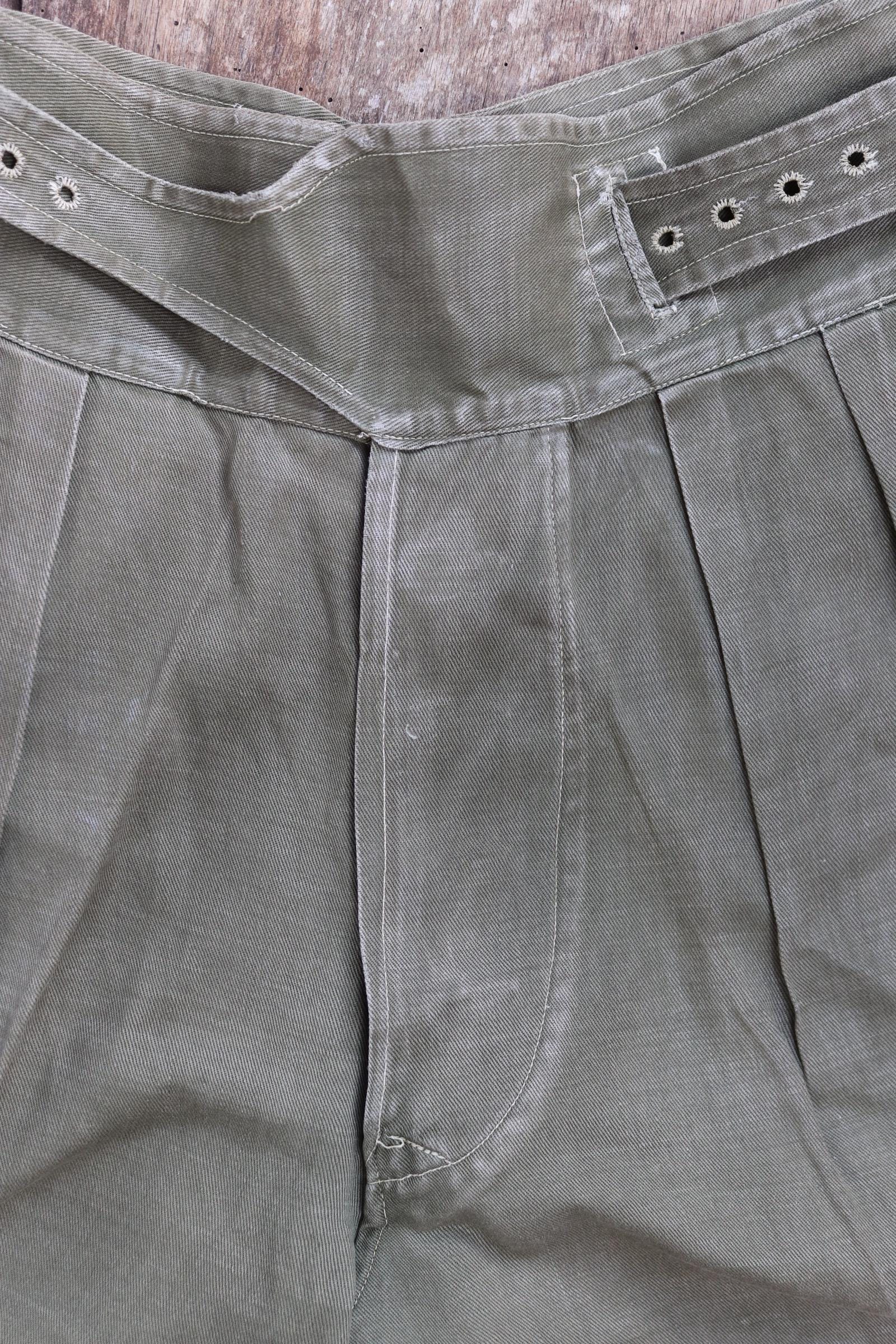 Vintage 1950s British army shorts - jungle green Gurkha pants - high waist wide leg - 26” x 7”